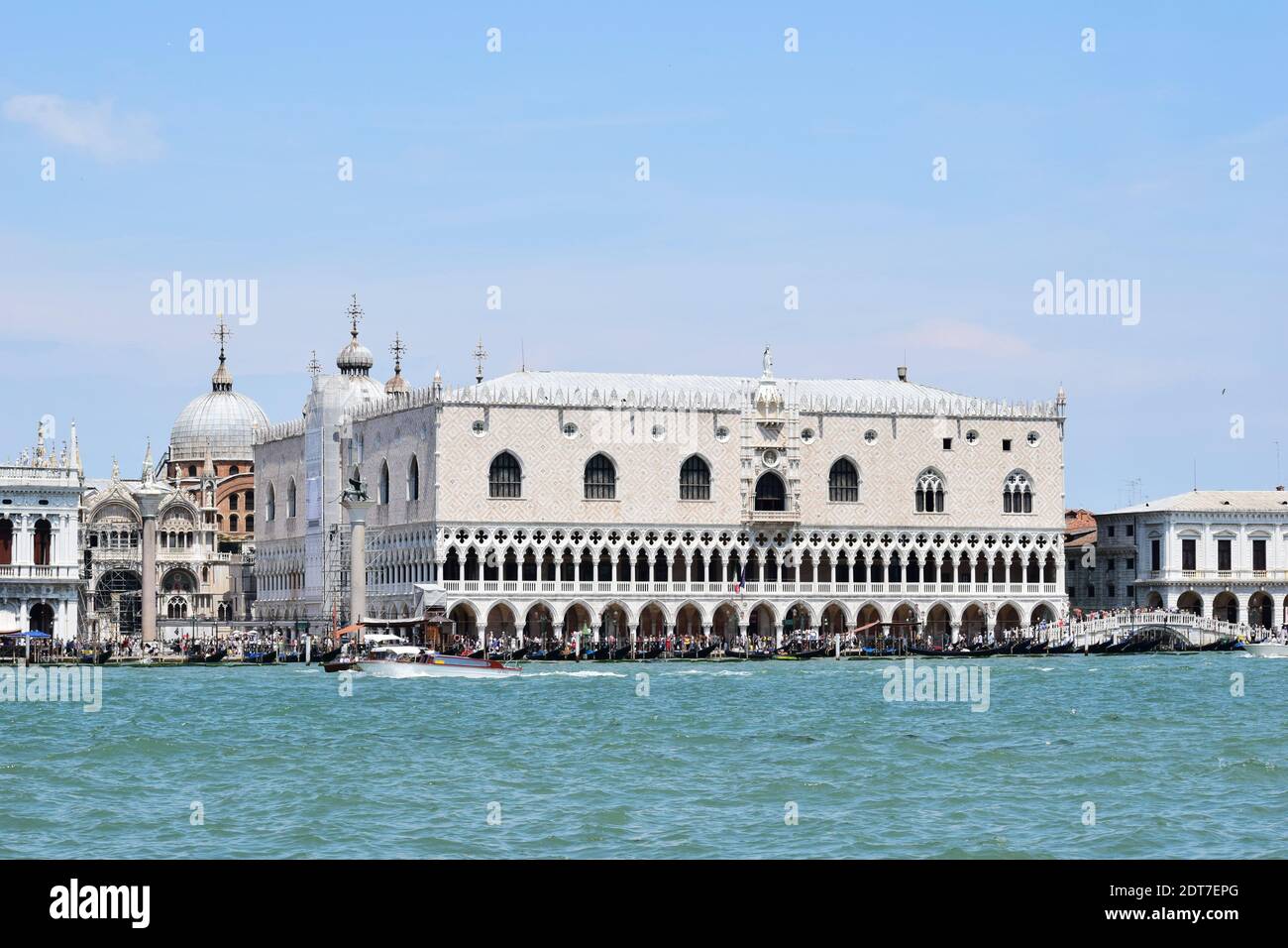 VENEZIA, ITALIA - 3 LUGLIO 2019: Lungomare dello storico Palazzo Ducale (Ital. Palazzo Ducale, fondato nel 1340 d.C.) a Venezia, Italia. Foto Stock