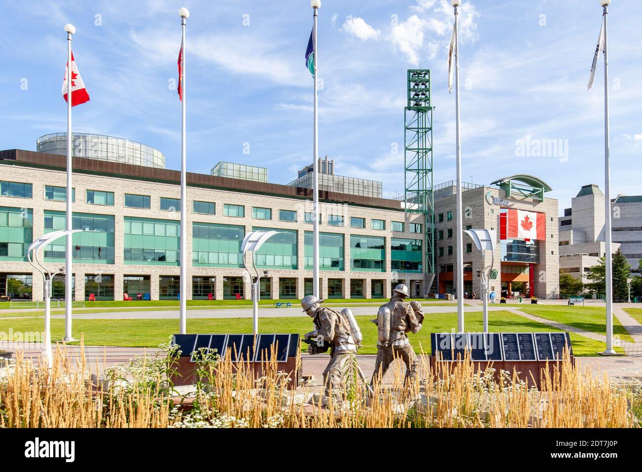 Ottawa, Ontario, Canada - 8 agosto 2020: Ottawa Firefighters Memorial con il municipio sullo sfondo, sito del grande incendio di Ottawa del 1900. Foto Stock