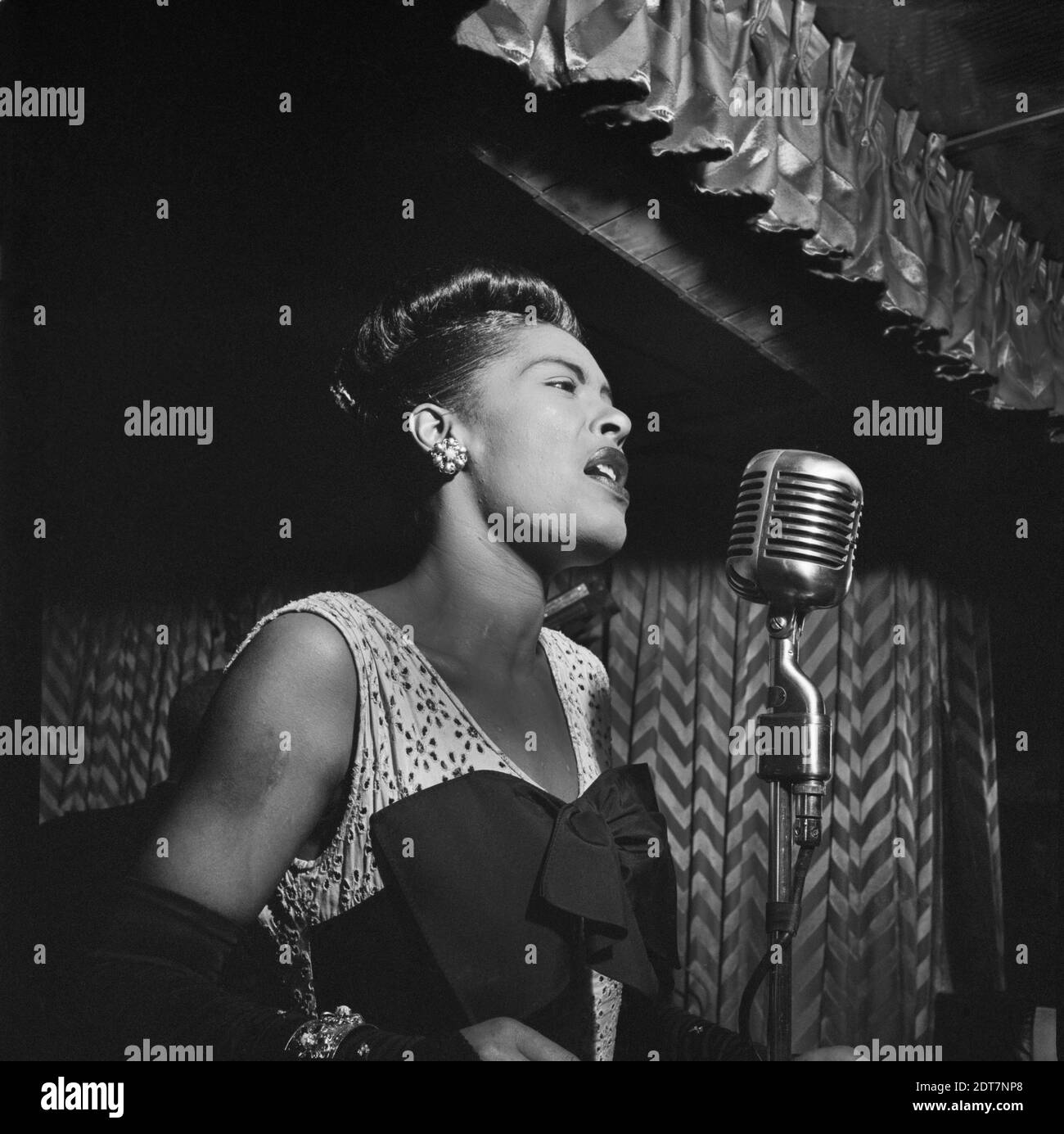 Billie Holiday, Half-Length Portrait, Club Downbeat, 66 West 52nd Street, New York City, New York, USA, William P. Gottlieb, febbraio 1947 Foto Stock
