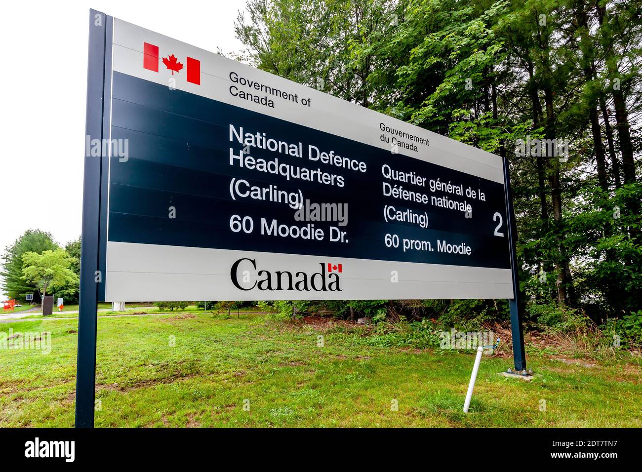Firma della Difesa Nazionale fuori dalla loro sede a Nepean vicino Ottawa Canada il 9 agosto 2020. Foto Stock