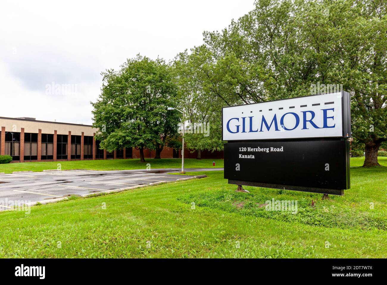 La segnaletica si trova all'esterno della sede centrale di Gilmore Global Logistics Services Inc. A Kanata, ON, Canada. Foto Stock
