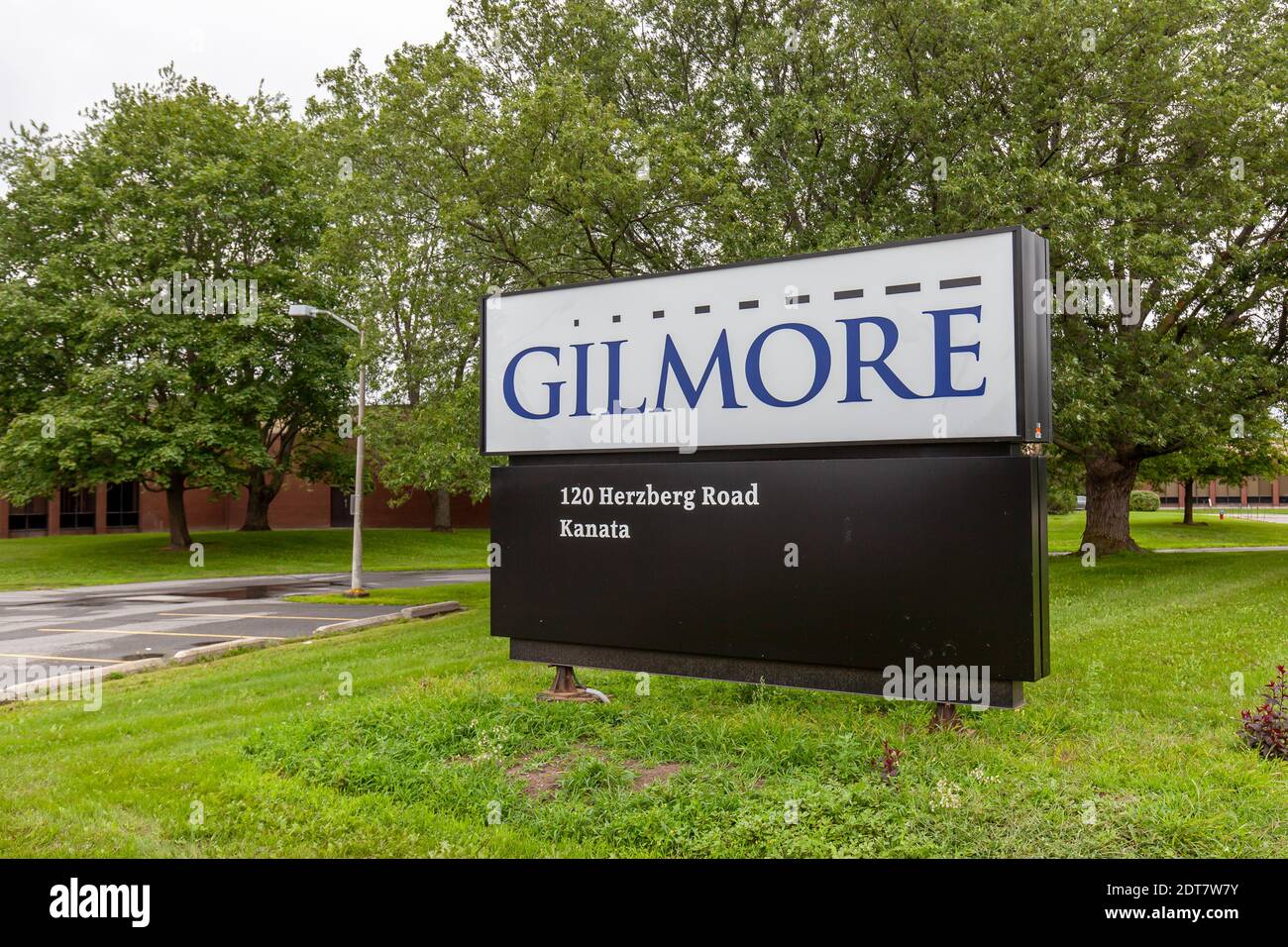 La segnaletica si trova all'esterno della sede centrale di Gilmore Global Logistics Services Inc. A Kanata, ON, Canada. Foto Stock