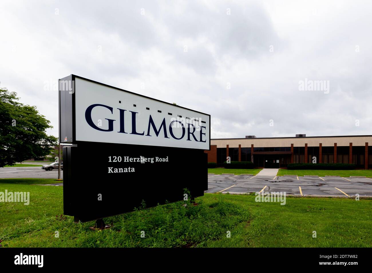 La segnaletica si trova all'esterno della sede centrale di Gilmore Global Logistics Services Inc. A Kanata, ON, Canada. Foto Stock