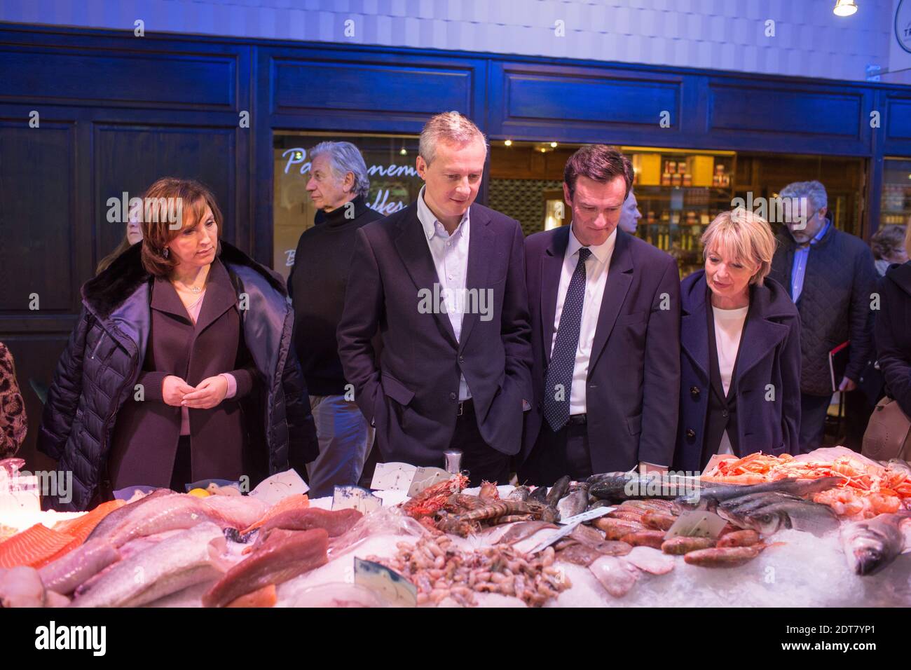 L'ex ministro dell'agricoltura Bruno le Maire accompagnato da Michel Havard a Paul Bocuse-halles de Lyon durante la campagna per il candidato dell'UMP alle elezioni comunali a Lione, Francia, il 28,2014 febbraio. Foto di Vincent Dargent/ABACAPRESS.COM Foto Stock