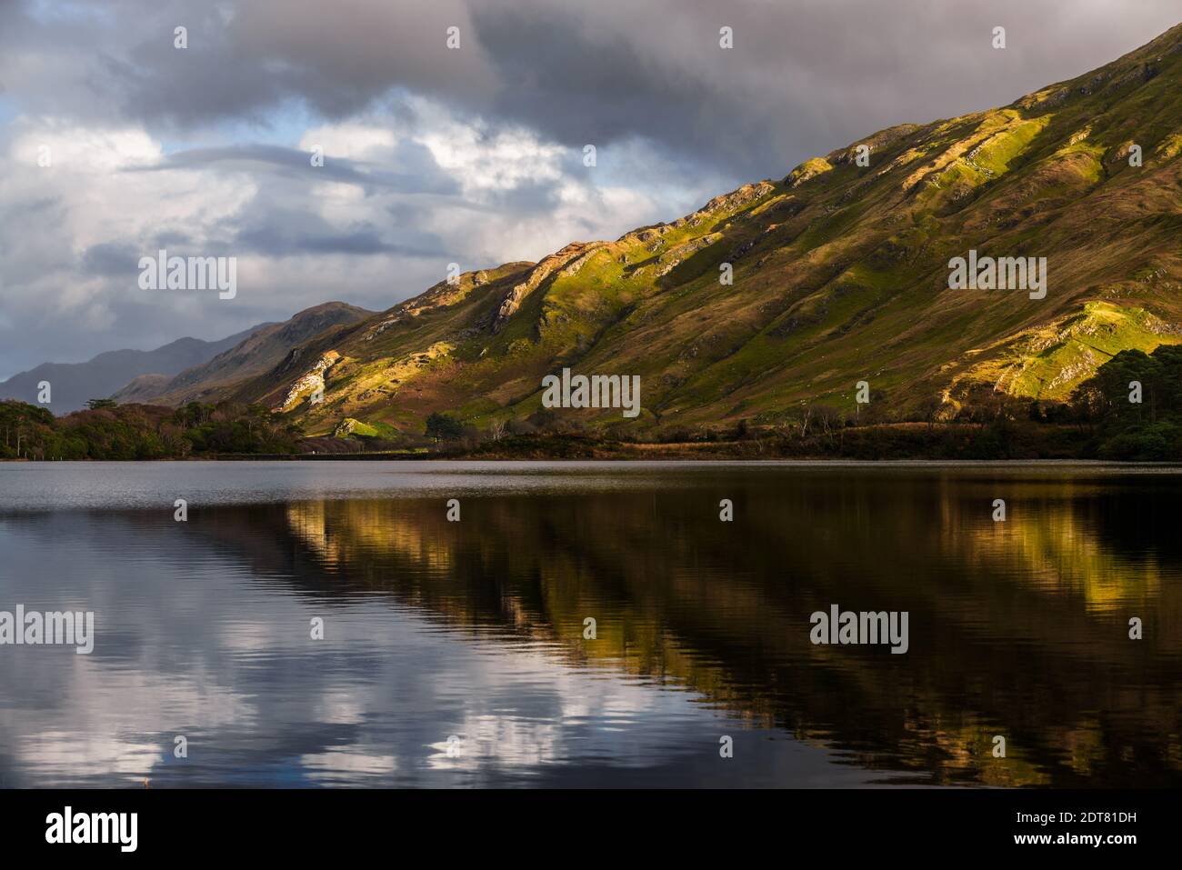 Cielo spettacolare e montagne, spettacolare paesaggio naturale a Connemara, Contea di Galway, Irlanda Foto Stock