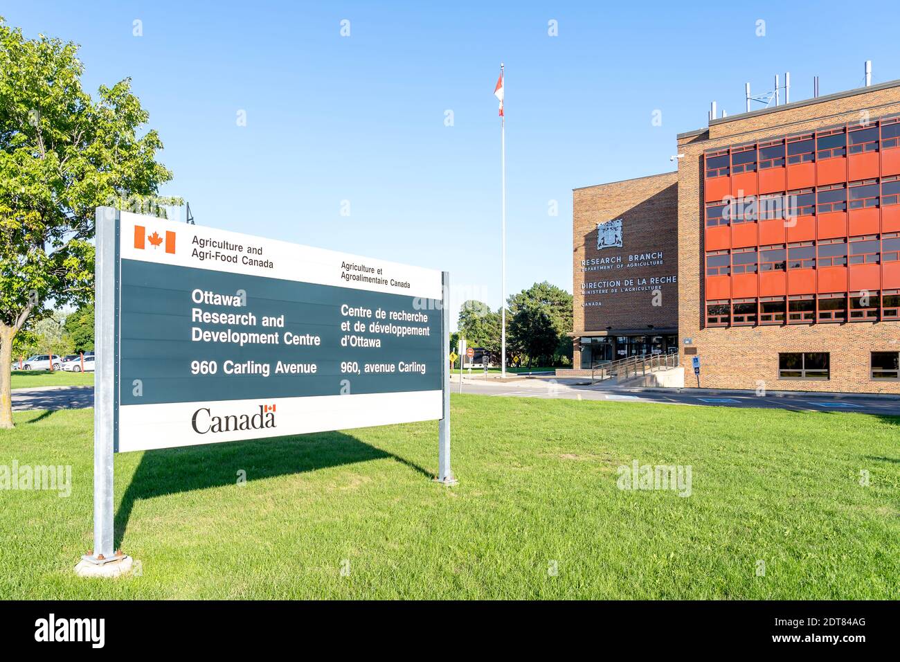 L'insegna e la costruzione dell'Ottawa Research and Development Centre si trovano a Ottawa, Ontario, Canada Foto Stock