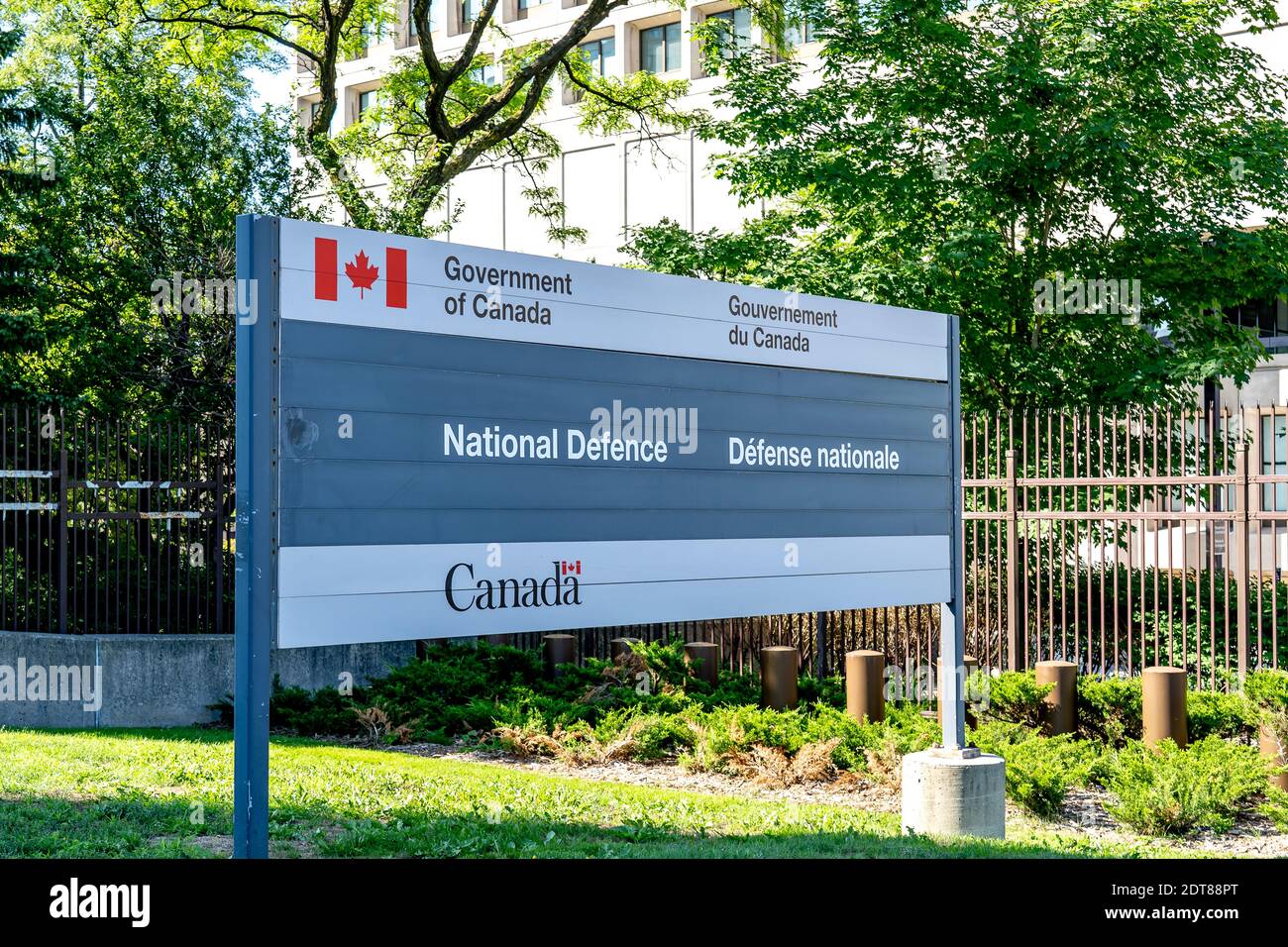 Il cartello della difesa nazionale è visibile fuori dalla sede centrale di Ottawa, Canada Foto Stock