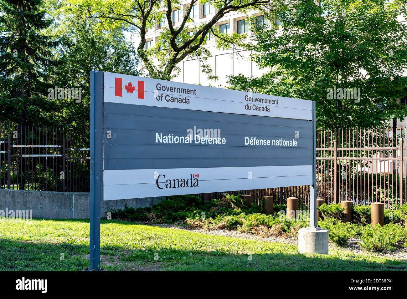 Il cartello della difesa nazionale è visibile fuori dalla sede centrale di Ottawa, Canada Foto Stock