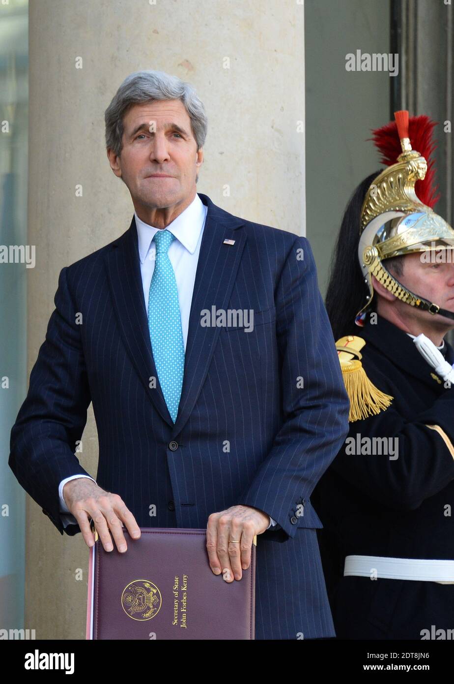 Il Segretario DI Stato AMERICANO John Kerry arriva al Palazzo Elysee prima di una riunione del Gruppo Internazionale di sostegno per il Libano, a Parigi, in Francia, il 5 marzo 2014. L'incontro doveva riguardare il Libano, ma John Kerry dell'America è arrivato al Palazzo Elysee con il suo focus sull'Ucraina. Gli Stati Uniti e l’Europa stanno spingendo il Cremlino ad accettare osservatori internazionali in Crimea e a negoziare una soluzione per la sua posizione di resistenza attraverso un gruppo di contatto, altrimenti l’Occidente dice che sarà costretto a prendere in considerazione sanzioni contro la Russia. Foto di Christian Liegi Foto Stock