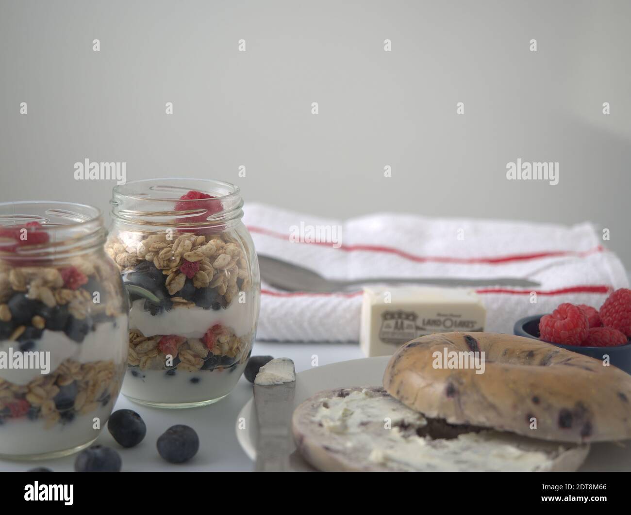 Parfait allo yogurt con mirtilli e muesli Foto Stock