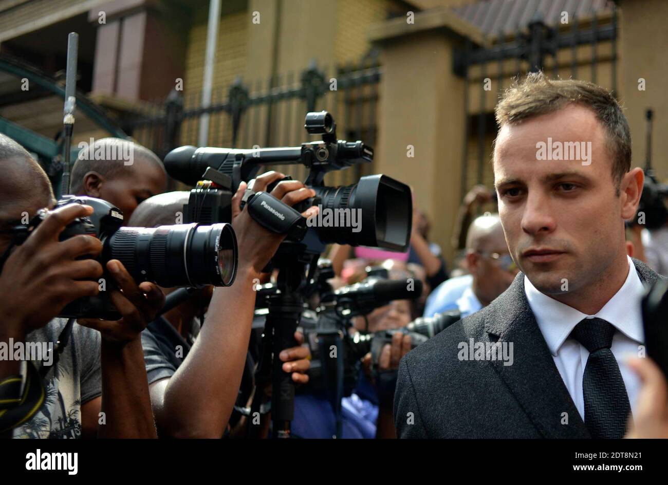 Oscar Pistorius viene individuato lasciando la Corte Suprema Pretoria, alla fine del quinto giorno del suo processo, a Pretoria, in Sudafrica, il 7 marzo 2014. Foto di Mujahid Safodien/ABACAPRESS.COM Foto Stock