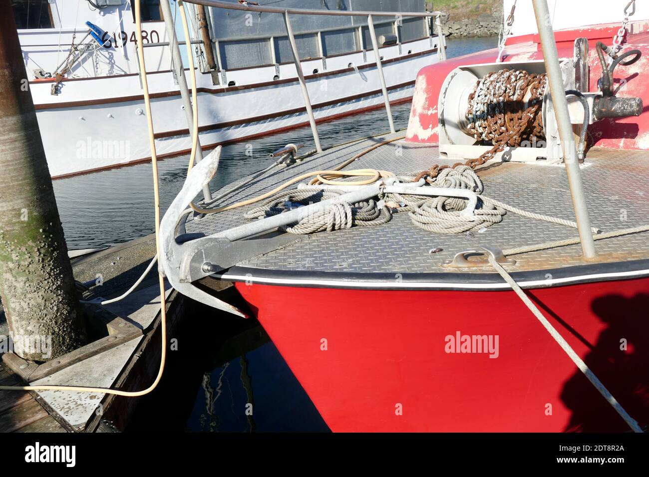 NEWPORT, OREGON - 21 NOVEMBRE 2019 - blocco e l'attrezzatura per la manipolazione e l'ancoraggio sulla barca da pesca nel porto turistico di Yaquina, Newport, Oregon Foto Stock