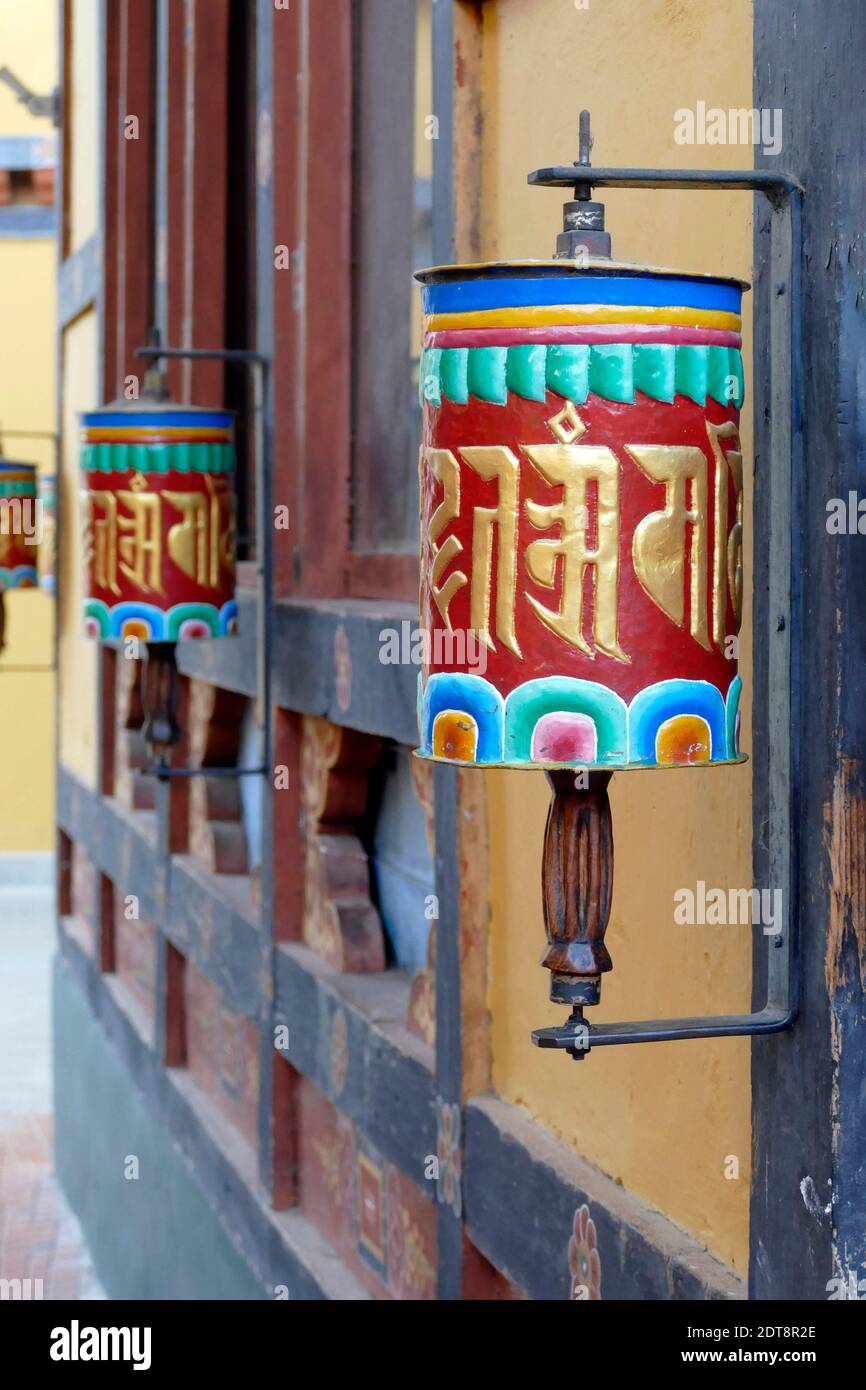 Le ruote di preghiera ripetono il mantra 'Om mani padme um' (Jewel in the lotus)Zilukha Nunnery in Druthob Goemb, Thimphu, Bhutan Foto Stock