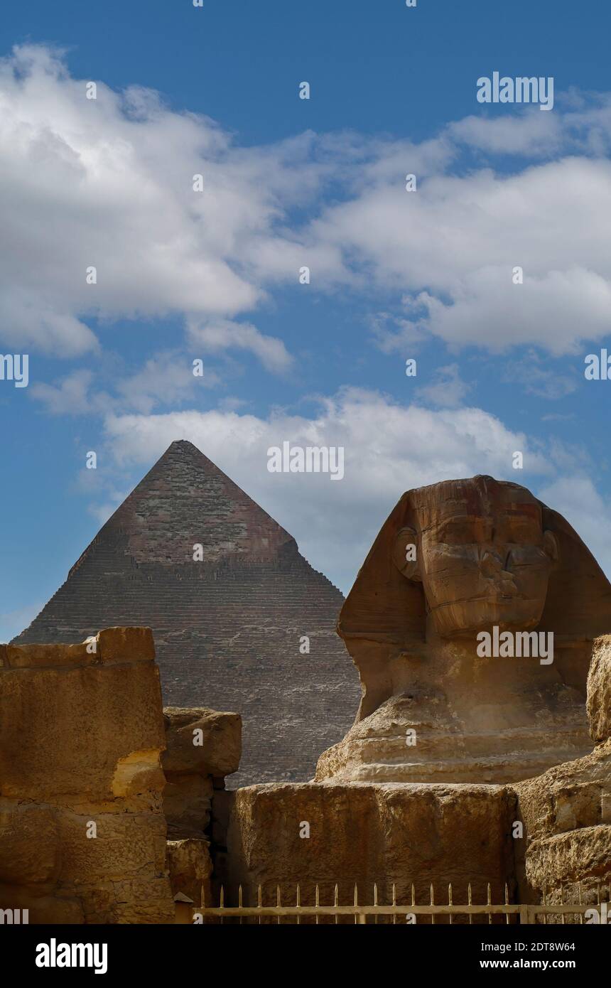 Sfinge, leone con la testa di un uomo, e la Grande piramide di Cheops Khufu, Giza, Egitto Foto Stock