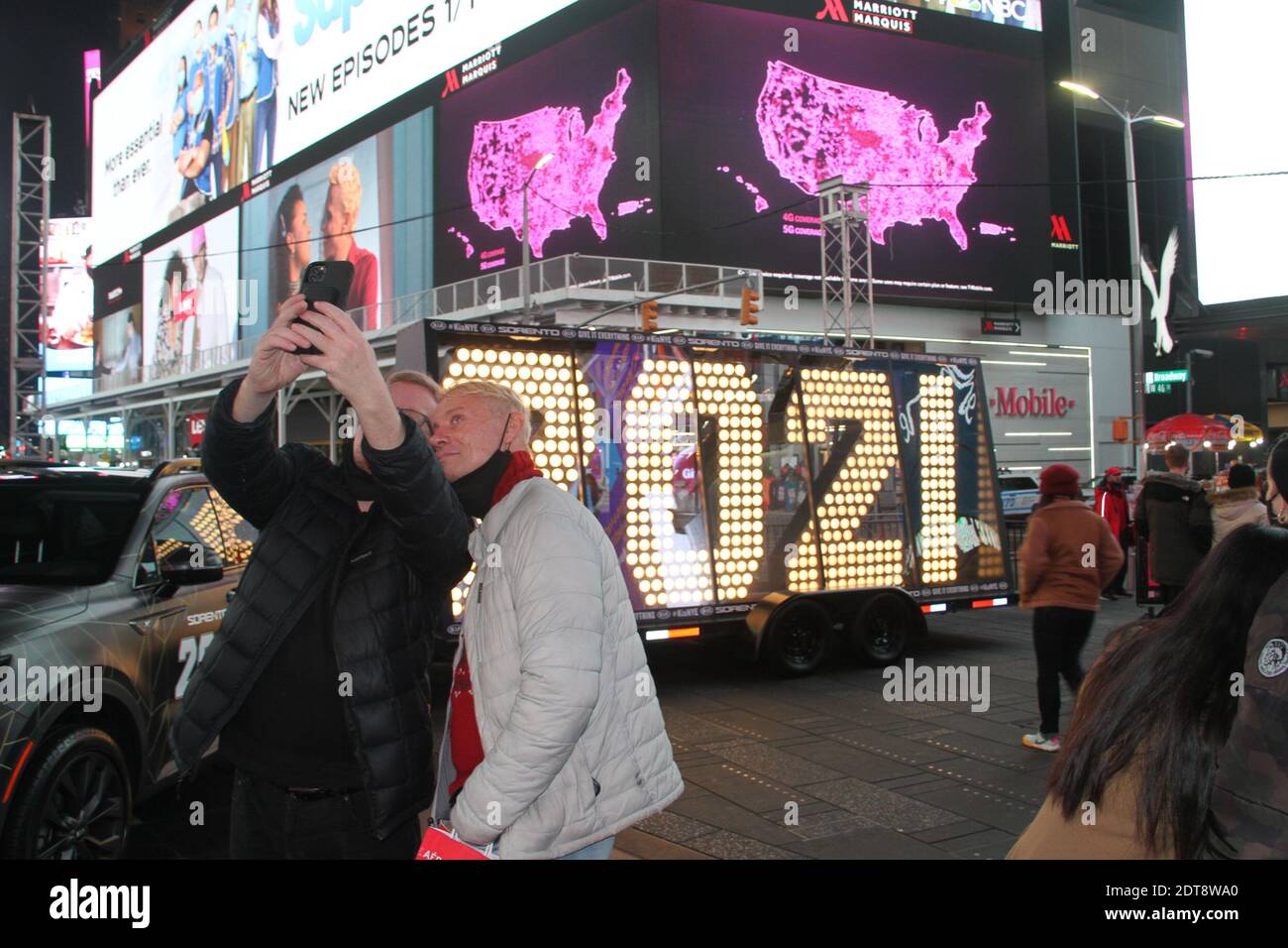 New York, Stati Uniti. 21 Dic 2020. (NOVITÀ) Benvenuti 2021 a Times Square. 21 dicembre 2020, Times Square, New York, USA: Un gigante alto sette piedi numeri '2021' è messo oggi al centro di Times Square (21) per iniziare il conto alla rovescia per il nuovo anno e sarà illuminato alla mezzanotte del 31 dicembre. Le persone sono invitate a scattare foto con i numeri e a condividerle sui social media utilizzando il numero balldrop, pur mantenendo le linee guida sulla sicurezza di Covid-19. La gente sta anche facendo i loro desideri di confetti accanto a questo .Credit: Niyi Fote /Thenews2. Credit: Niyi Fote/TheNEWS2/ZUMA Wire/Alamy Live News Foto Stock