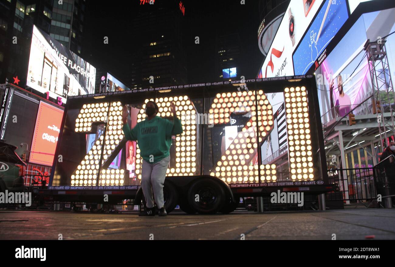 New York, Stati Uniti. 21 Dic 2020. (NOVITÀ) Benvenuti 2021 a Times Square. 21 dicembre 2020, Times Square, New York, USA: Un gigante alto sette piedi numeri '2021' è messo oggi al centro di Times Square (21) per iniziare il conto alla rovescia per il nuovo anno e sarà illuminato alla mezzanotte del 31 dicembre. Le persone sono invitate a scattare foto con i numeri e a condividerle sui social media utilizzando il numero balldrop, pur mantenendo le linee guida sulla sicurezza di Covid-19. La gente sta anche facendo i loro desideri di confetti accanto a questo .Credit: Niyi Fote /Thenews2. Credit: Niyi Fote/TheNEWS2/ZUMA Wire/Alamy Live News Foto Stock