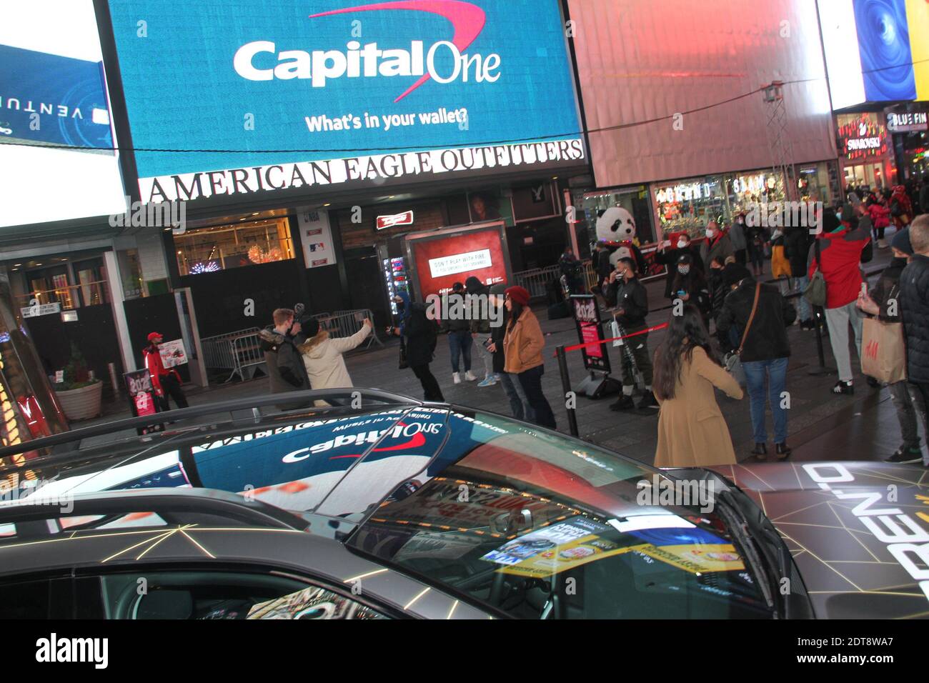 New York, Stati Uniti. 21 Dic 2020. (NOVITÀ) Benvenuti 2021 a Times Square. 21 dicembre 2020, Times Square, New York, USA: Un gigante alto sette piedi numeri '2021' è messo oggi al centro di Times Square (21) per iniziare il conto alla rovescia per il nuovo anno e sarà illuminato alla mezzanotte del 31 dicembre. Le persone sono invitate a scattare foto con i numeri e a condividerle sui social media utilizzando il numero balldrop, pur mantenendo le linee guida sulla sicurezza di Covid-19. La gente sta anche facendo i loro desideri di confetti accanto a questo .Credit: Niyi Fote /Thenews2. Credit: Niyi Fote/TheNEWS2/ZUMA Wire/Alamy Live News Foto Stock