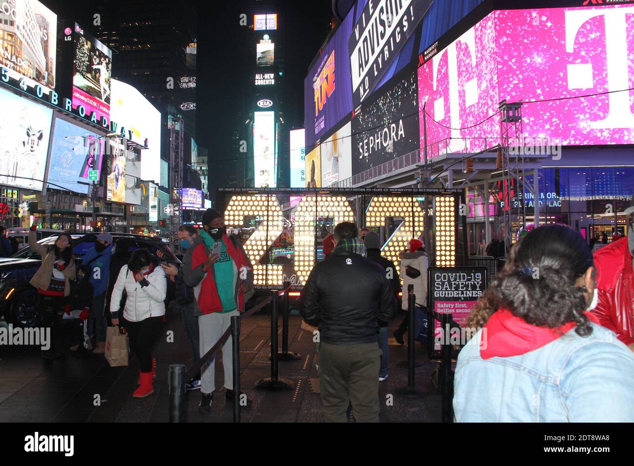 New York, Stati Uniti. 21 Dic 2020. (NOVITÀ) Benvenuti 2021 a Times Square. 21 dicembre 2020, Times Square, New York, USA: Un gigante alto sette piedi numeri '2021' è messo oggi al centro di Times Square (21) per iniziare il conto alla rovescia per il nuovo anno e sarà illuminato alla mezzanotte del 31 dicembre. Le persone sono invitate a scattare foto con i numeri e a condividerle sui social media utilizzando il numero balldrop, pur mantenendo le linee guida sulla sicurezza di Covid-19. La gente sta anche facendo i loro desideri di confetti accanto a questo .Credit: Niyi Fote /Thenews2. Credit: Niyi Fote/TheNEWS2/ZUMA Wire/Alamy Live News Foto Stock