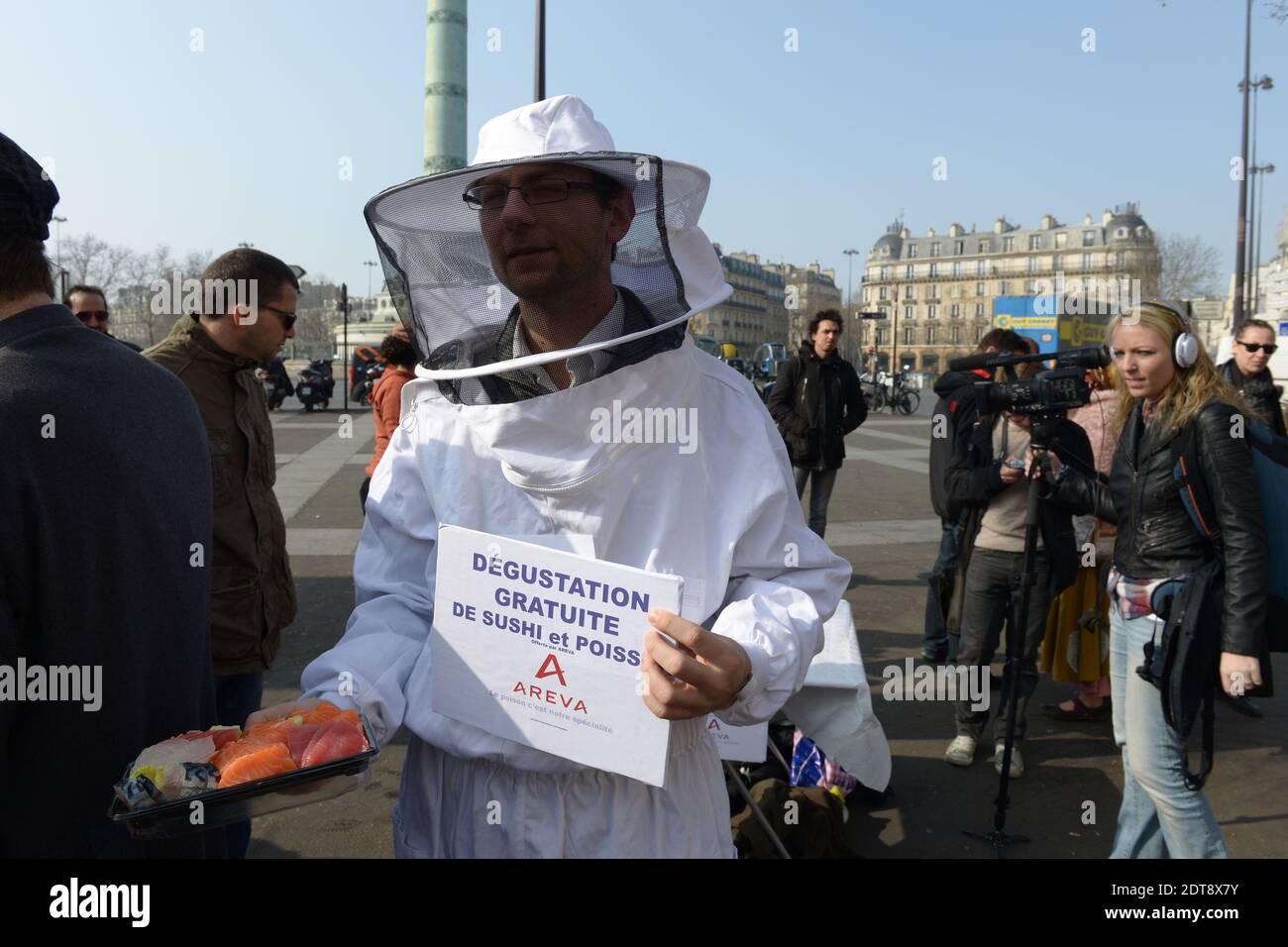 I militanti del gruppo 'Sauvons Les riches' organizza una distribuzione gratuita di sushi e pesci 'da Fukushima' da parte del marchio nucleare francese Areva, in quanto celebrano il terzo anniversario del terremoto e dello tsunami in Giappone, a Place de la Bastille, a Parigi, Francia, il 11 marzo 2014. Foto di Ammar Abd Rabbo/ABACAPRESS.COM Foto Stock