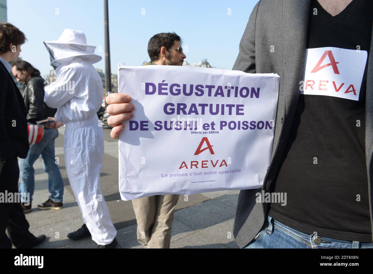 I militanti del gruppo 'Sauvons Les riches' organizza una distribuzione gratuita di sushi e pesci 'da Fukushima' da parte del marchio nucleare francese Areva, in quanto celebrano il terzo anniversario del terremoto e dello tsunami in Giappone, a Place de la Bastille, a Parigi, Francia, il 11 marzo 2014. Foto di Ammar Abd Rabbo/ABACAPRESS.COM Foto Stock