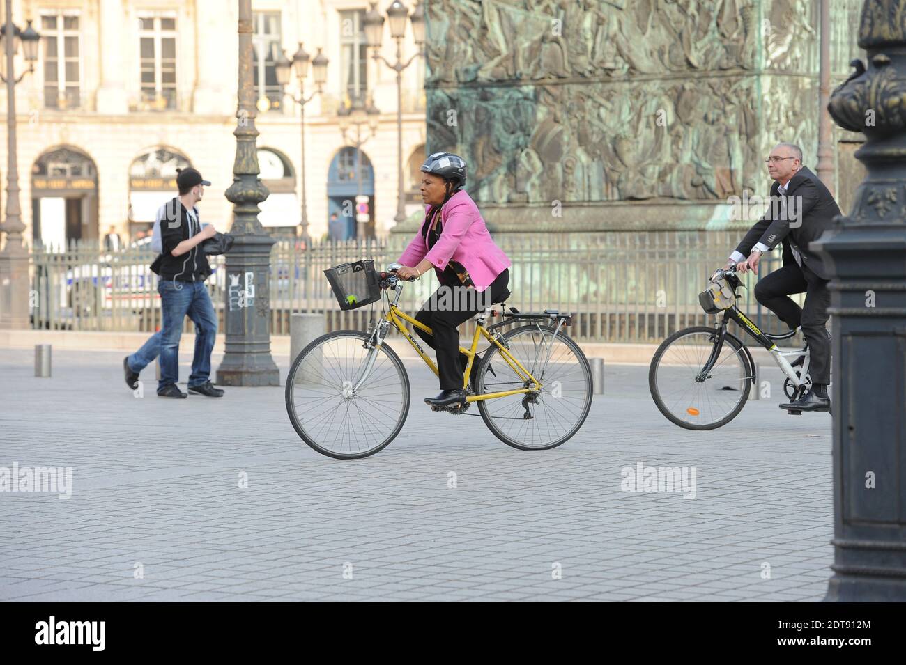 Il ministro francese della Giustizia Christiane Taubira è stato avvistato in bicicletta per tornare ai suoi uffici dopo un incontro con il presidente Francois Hollande al Palazzo Elysee, a Parigi, in Francia, il 13 marzo 2014. Foto di Mousse/ABACAPRESS.COM Foto Stock