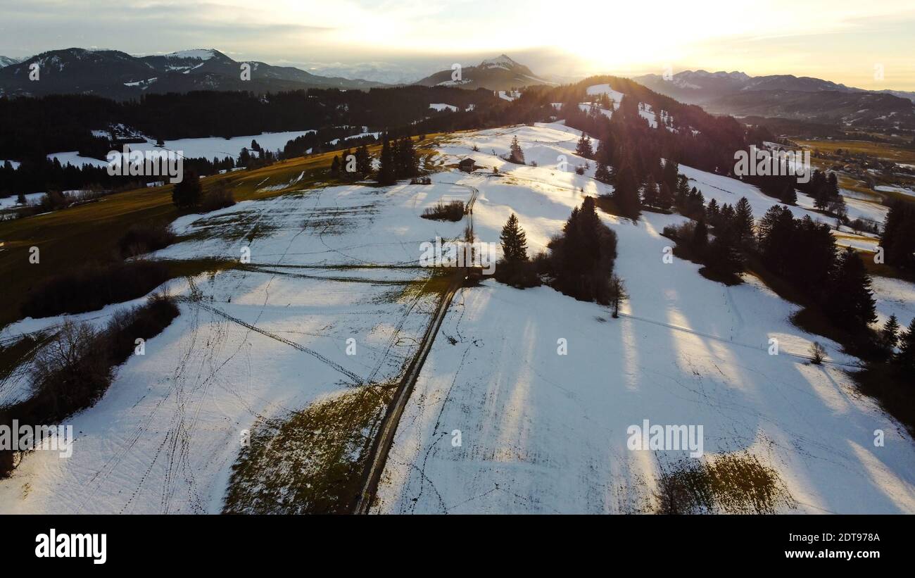 Inverno drone foto delle Alpi Allgaeu con il Gruenten nella retroilluminazione del sole Foto Stock
