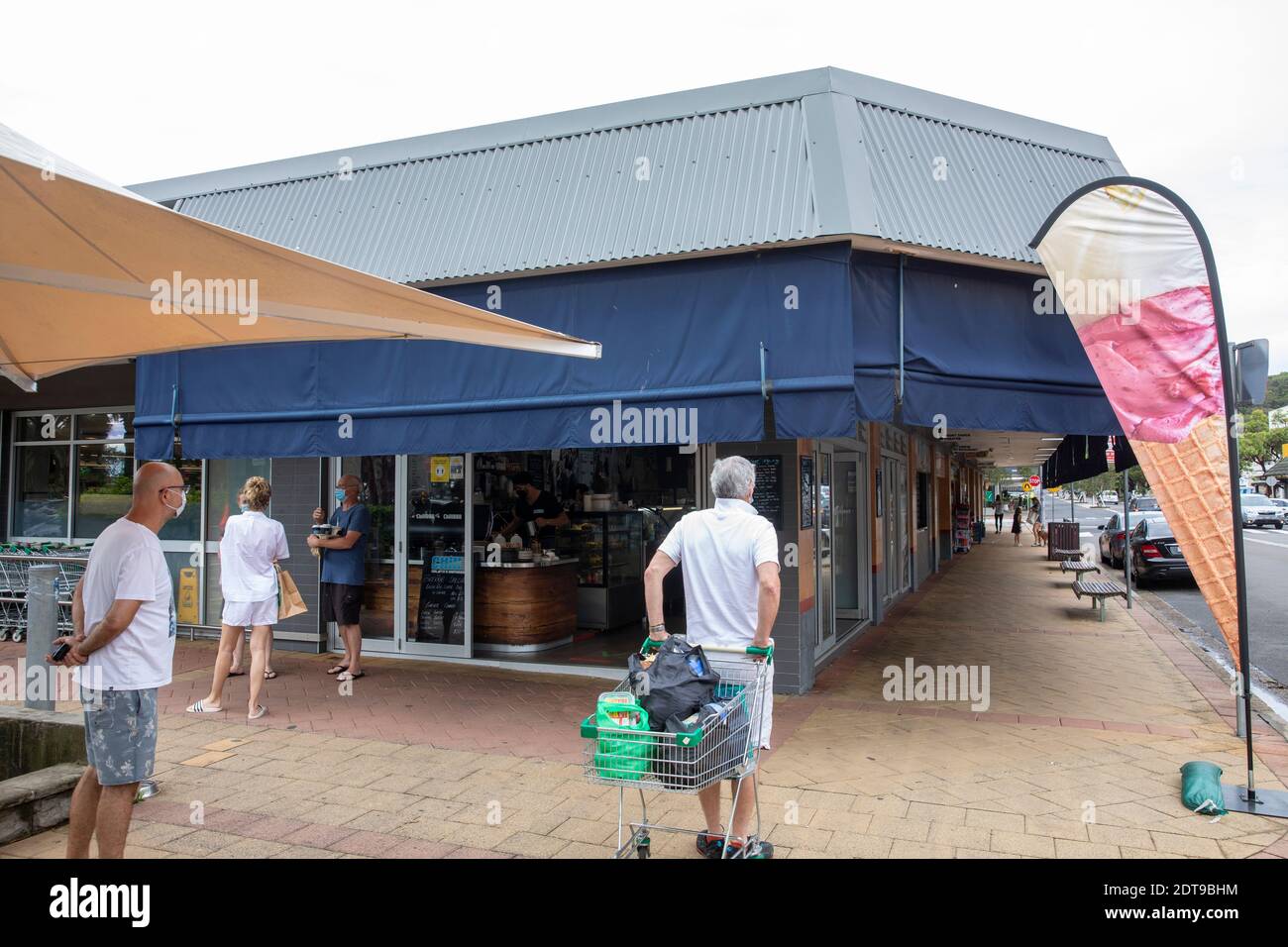 Sydney, Australia. Martedì 22 dicembre 2020, le strade sono tranquille ad Avalon a seguito dello scoppio della covid 19 presso la RSL locale e il club di bowling, la maggior parte dei residenti sono stati testati e le code presso i centri di test sono brevi, il governo del NSW ha messo l'area delle spiagge settentrionali di Sydney in blocco fino a mezzanotte del 23 dicembre, Sydney, Australia Credit: martin Berry/Alamy Live News Foto Stock
