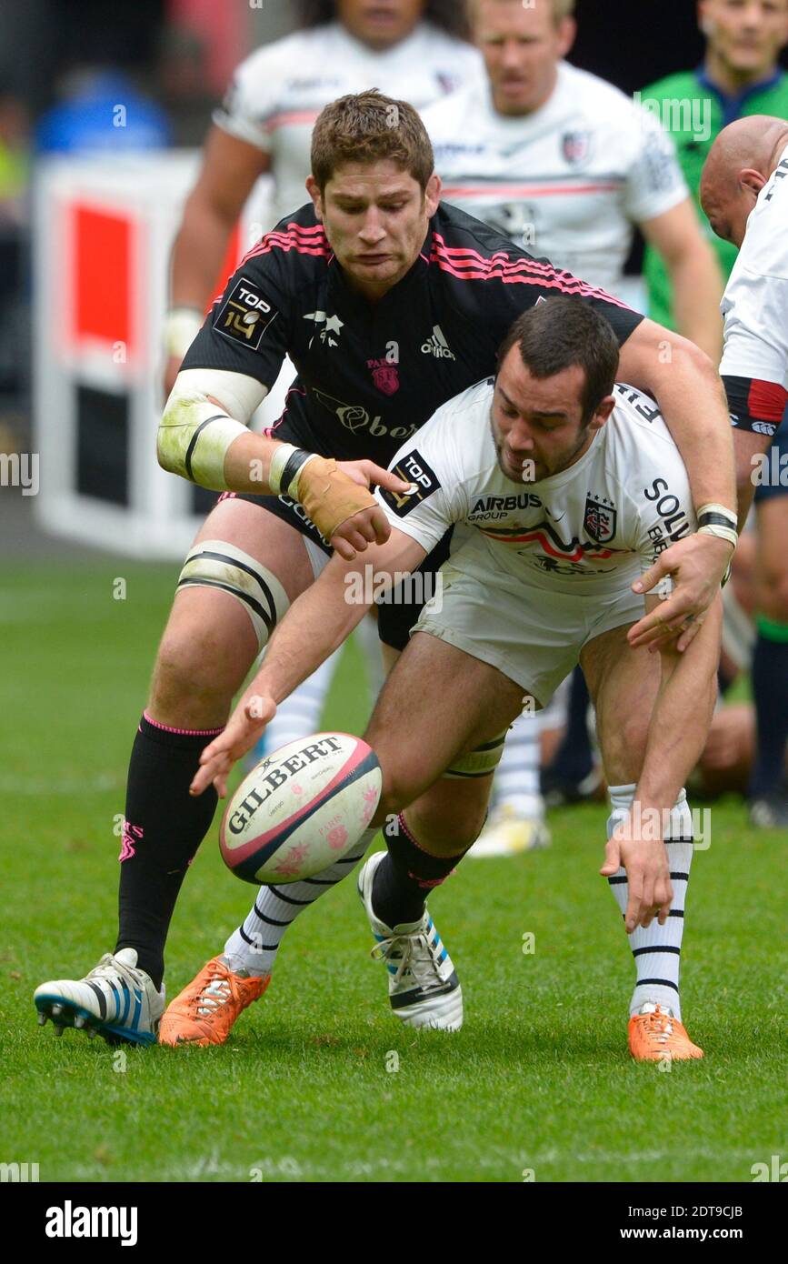 Pascal Pape di Stade Francais combatte con Jean-Marc Doussain di Tolosa durante la Top 14 Rugby match, Stade Francais vs Tolosa, a Stade de France, St-Denis, Francia, il 22 marzo 2013. Stade Francais e Tolosa disegnarono 27-27. Foto di Henri Szwarc/ABACAPRESS.COM Foto Stock