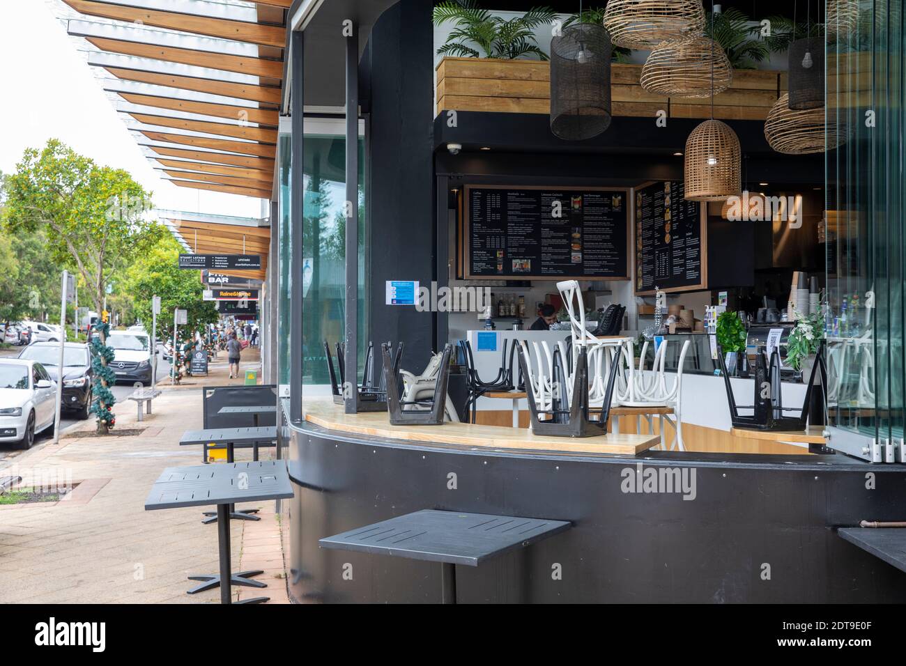 Sydney, Australia. Martedì 22 dicembre 2020, le strade sono tranquille ad Avalon a seguito dello scoppio della covid 19 presso la RSL locale e il club di bowling, la maggior parte dei residenti sono stati testati e le code presso i centri di test sono brevi, il governo del NSW ha messo l'area delle spiagge settentrionali di Sydney in blocco fino a mezzanotte del 23 dicembre, Sydney, Australia Credit: martin Berry/Alamy Live News Foto Stock