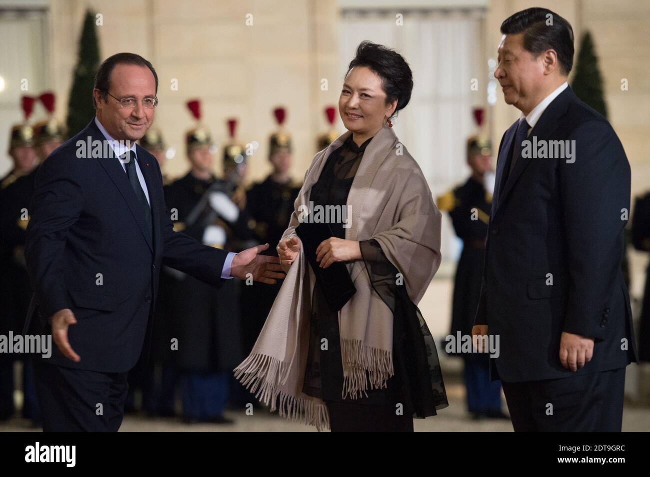 Il presidente cinese Xi Jinping e sua moglie Peng Liyuan sono accolti dal presidente Francois Hollande prima di una cena ufficiale al palazzo presidenziale Elysee , a Parigi, in Francia, il 26 marzo 2014. Foto di Christophe Guibbaud/ABACAPRESS.COM Foto Stock
