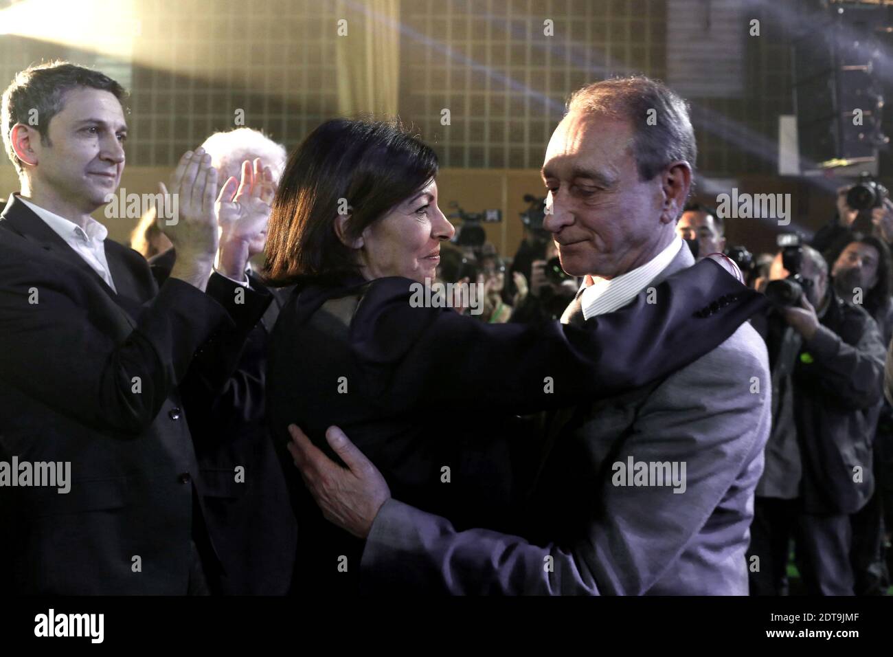 La Vice Sindaco di Parigi e la candidata del Partito Socialista alle elezioni comunali a Parigi, Anne Hidalgo è raffigurata accanto a Christophe Najdovski e al sindaco uscente di Parigi Bertrand Delanoe durante l'ultimo raduno della sua campagna elettorale in vista del prossimo secondo turno delle elezioni comunali francesi, il 27 marzo 2014, a Parigi. Foto di Stephane Lemouton/ABACAPRESS.COM Foto Stock