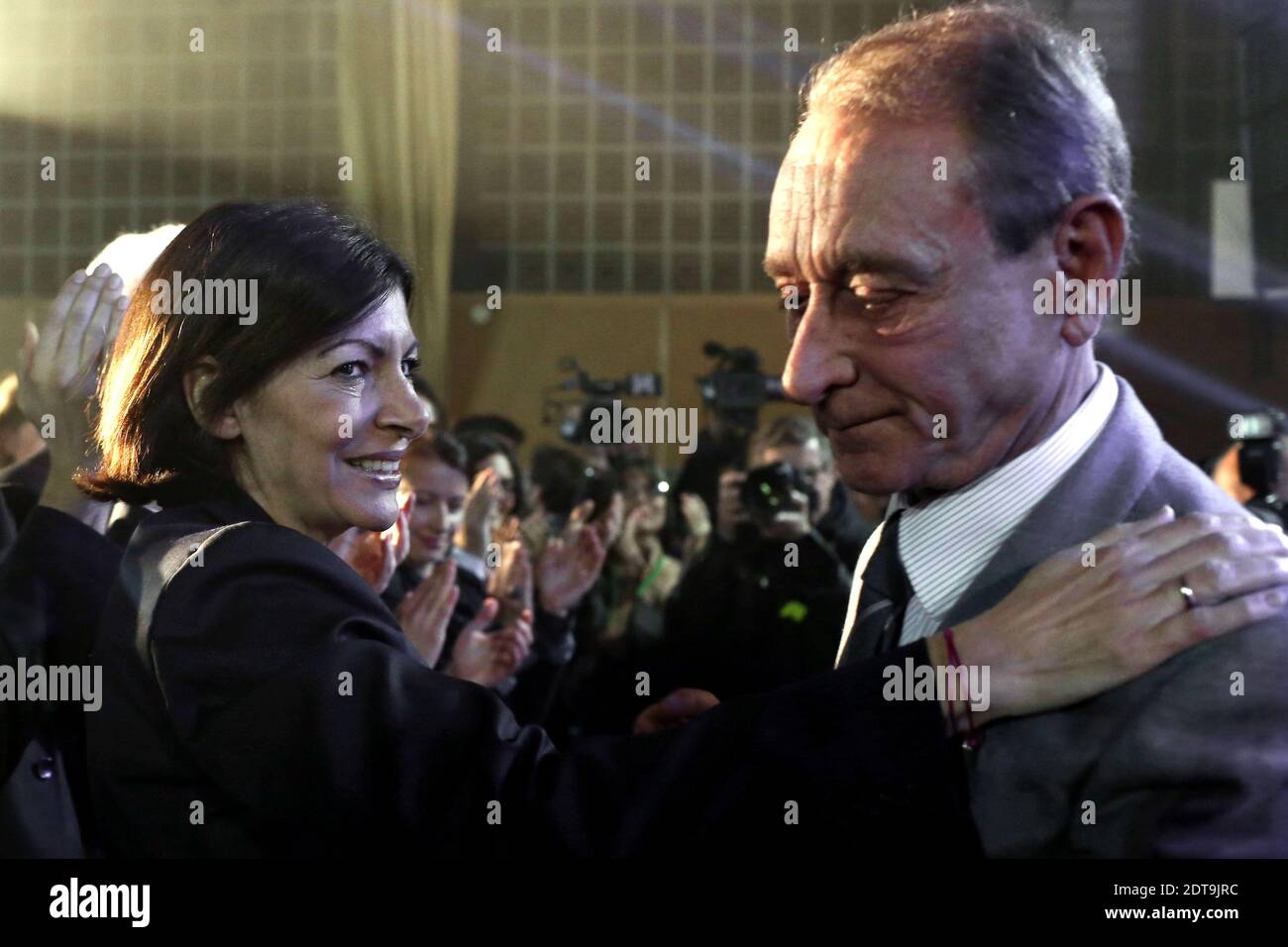 Il Vice Sindaco di Parigi e la candidata del Partito Socialista alle elezioni comunali a Parigi, Anne Hidalgo è raffigurata accanto al sindaco uscente di Parigi Bertrand Delanoe durante la sua ultima campagna elettorale in vista del prossimo secondo turno delle elezioni comunali francesi, il 27 marzo 2014, a Parigi. Foto di Stephane Lemouton/ABACAPRESS.COM Foto Stock