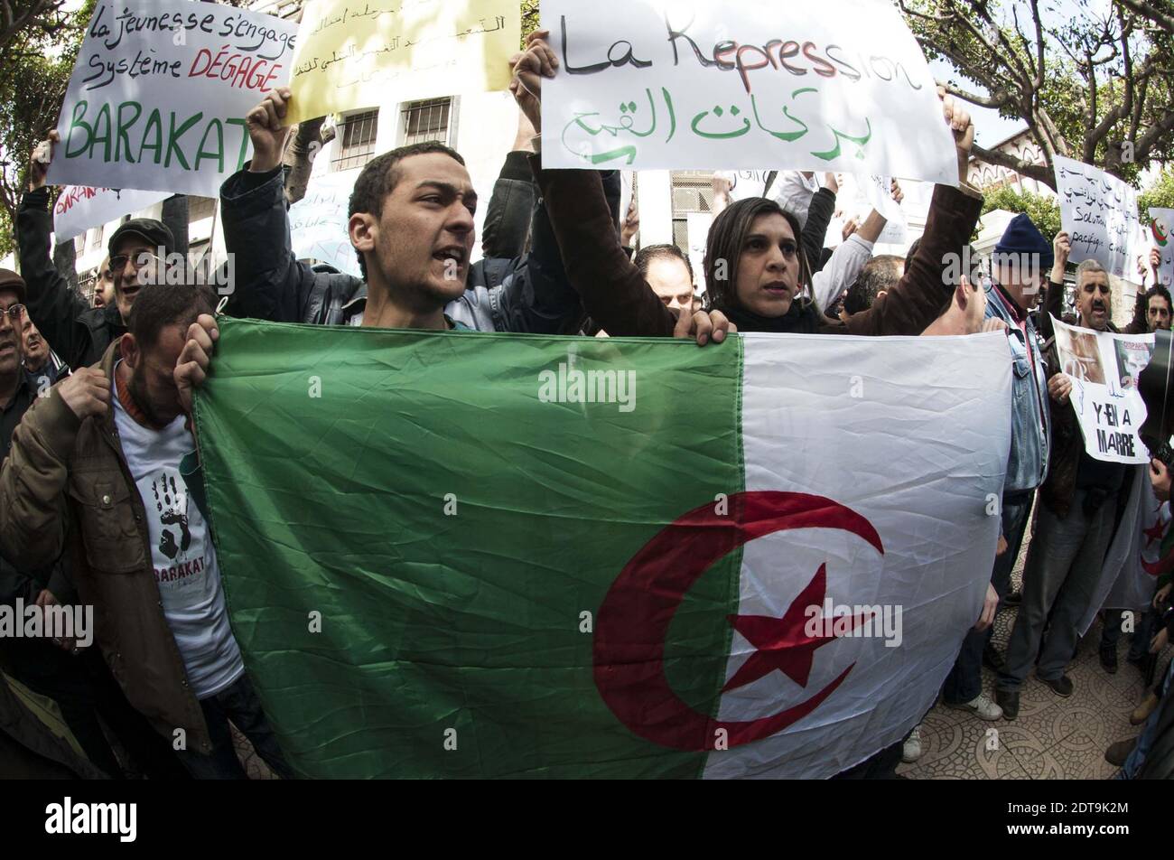 I sostenitori algerini di un movimento chiamato Barakat (che significa ‘che è abbastanza’ in arabo), che si battono per la nuova leadership in Algeria, dimostrano di avere striscioni e gridano slogan contro l'attuale presidente algerino Bouteflika Abdelaziz che si è impegnato per un quarto mandato nelle elezioni del 17 aprile, al di fuori della scuola centrale nel centro di Algeri il 27 marzo, 2014. La decisione del leader di 77 anni di cercare la rielezione nonostante i gravi problemi di salute, che lo hanno confinato all'ospedale di Parigi per tre mesi l'anno scorso, ha suscitato pesanti critiche non solo nelle fila dell'opposizione, ma anche da alcuni all'interno del regime Foto Stock