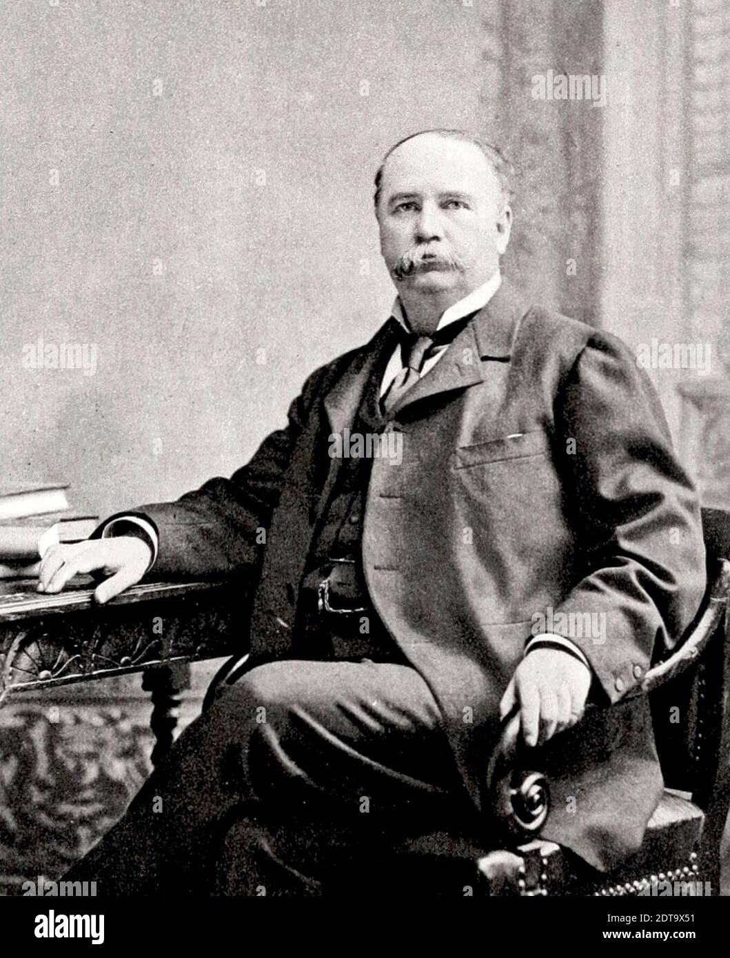 Garret Hobart, futuro Vice Presidente degli Stati Uniti, alla sua scrivania, circa 1895 Foto Stock