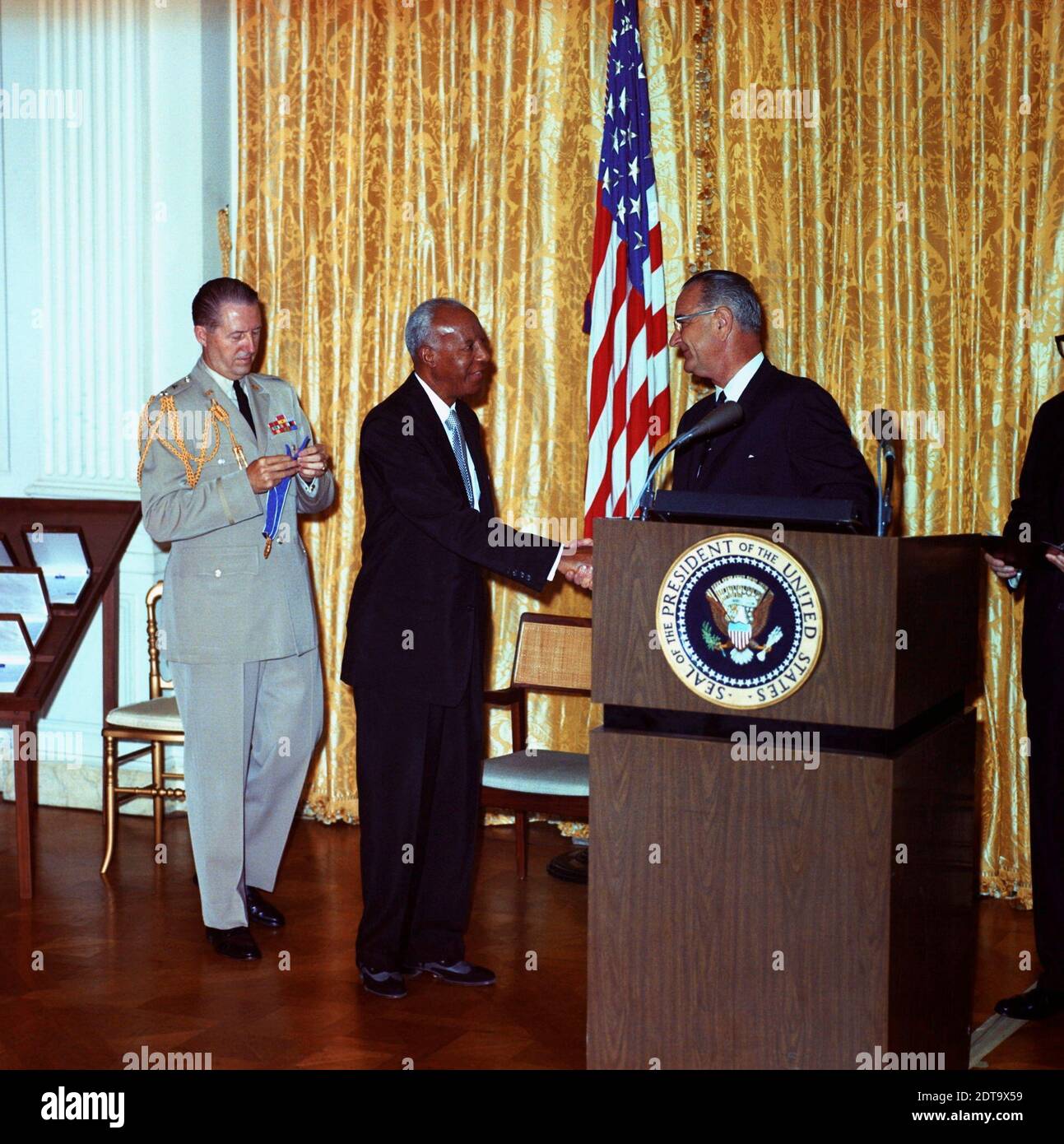 Il leader dei diritti civili A. Philip Randolph riceve la medaglia presidenziale della libertà dal presidente Lyndon Johnson, settembre 1964. Foto Stock