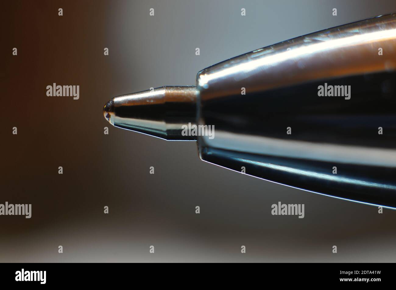 Primo piano della punta di una penna a sfera con una punta morbida mettere a fuoco lo sfondo Foto Stock