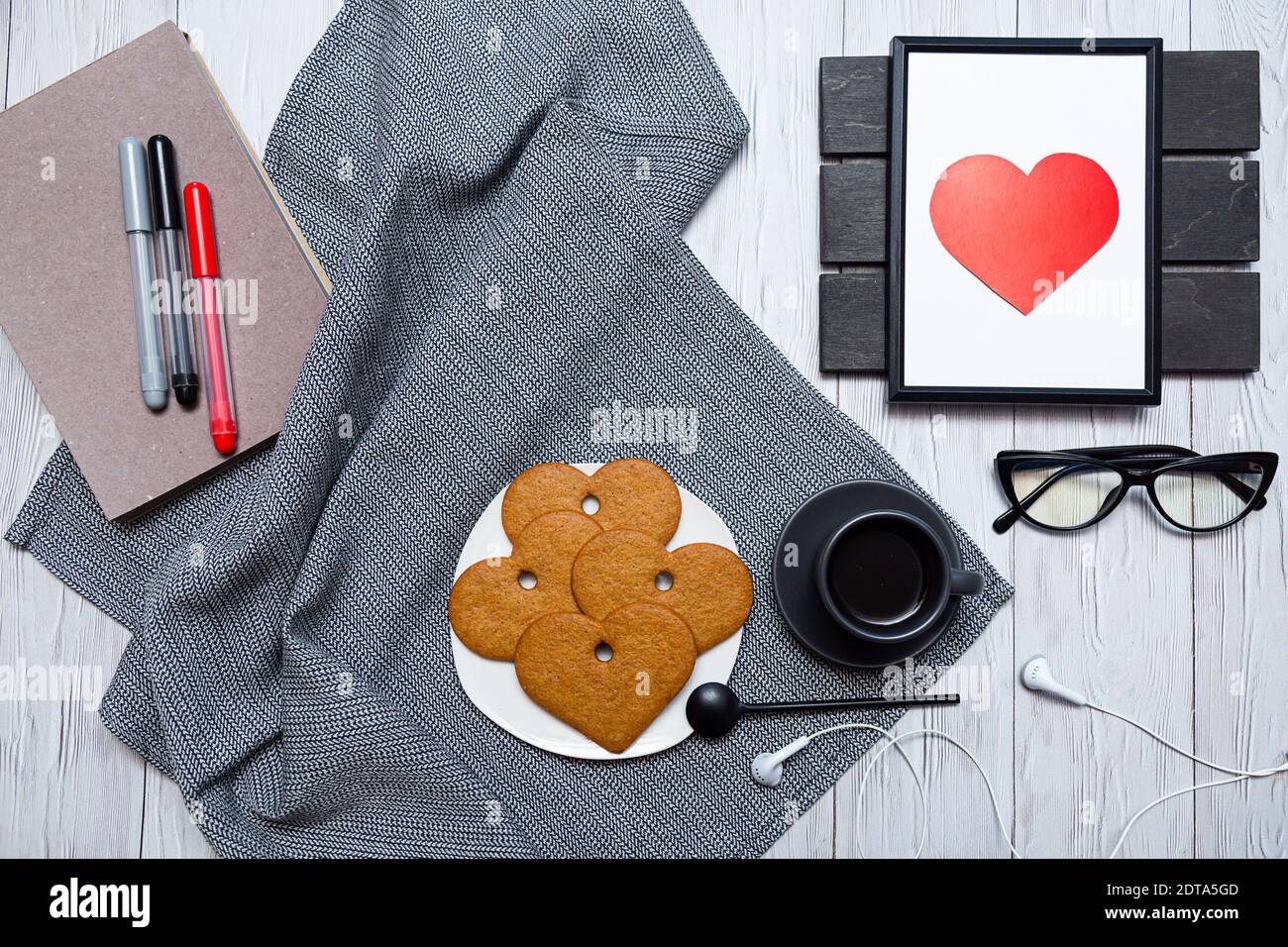 Tazza di caffè, biscotti di pan di zenzero a forma di cuore su un tavolo leggero. Concetto di San Valentino. Foto Stock