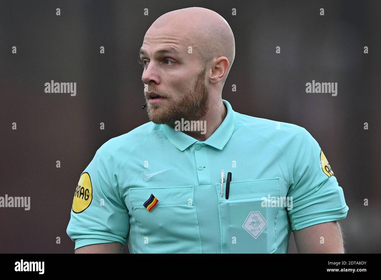 AMSTERDAM, PAESI BASSI - DICEMBRE 20: L'arbitro Kevin mette in scena durante la partita femminile olandese Eredivisie tra Ajax e VV Alkmaar a De Toekomst su Decembe Foto Stock