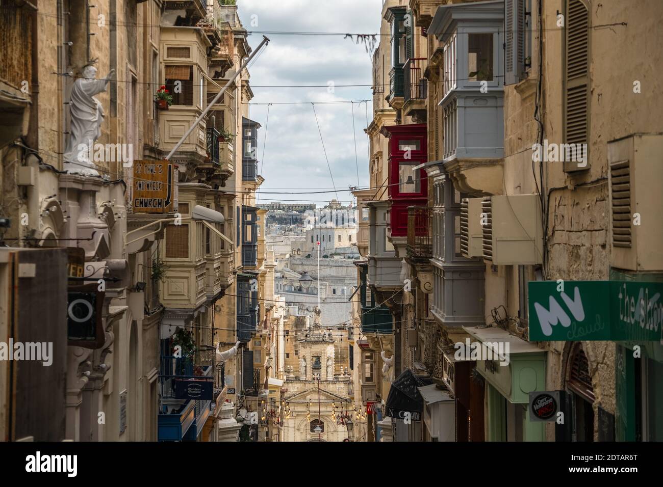 Valletta, Malta 2-18-2020: Strade di Valletta (o il-Belt) capitale dell'isola mediterranea della nazione di Malta Foto Stock