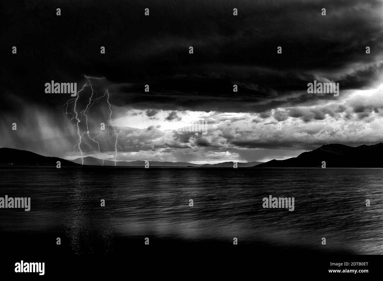 Trascinante tramonto sul lago Khyargas con riflessi vibranti sull'acqua calma nella provincia di Uvs, Mongolia occidentale Foto Stock