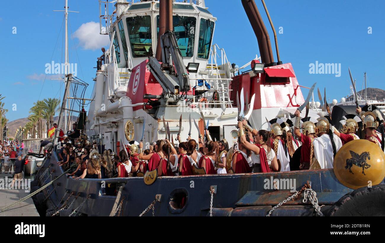 Un festival annuale a Cartagena, in Spagna, sono i Cartaginesi e Romani. Alcuni dei Romani invadono dal mare. Moderna imbarcazione da lavoro che rappresenta la cucina romana. Foto Stock