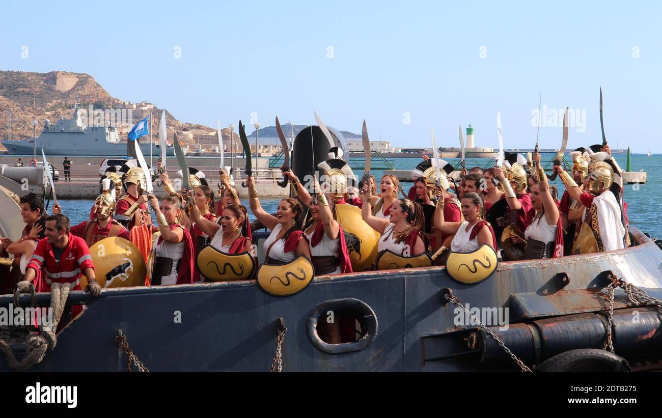 Una festa annuale a Cartagena è quella dei Cartaginesi e dei Romani. Alcuni dei Romani invadono dal mare. Donne assetate di sangue (?) agitando le loro spade Foto Stock