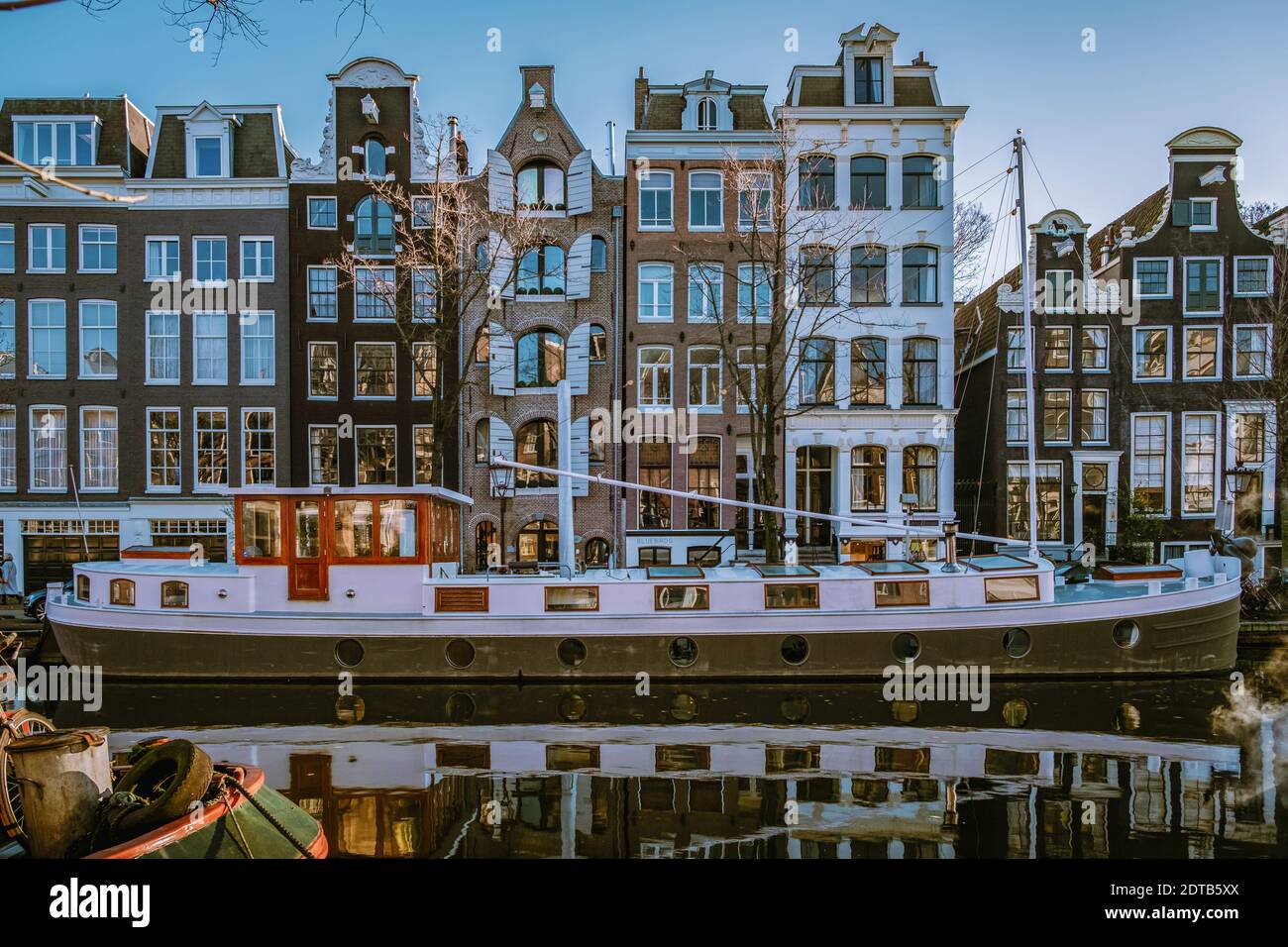 Canali di Amsterdam alla luce della sera, canali olandesi di Amsterdam Olanda Paesi Bassi durante l'inverno nei Paesi Bassi. Europa Foto Stock