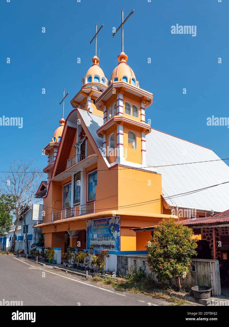 Gereja KGPM, la chiesa protestante, a Tandurusa, un villaggio a Bitung sul Sulawesi settentrionale, Indonesia. A Bitung, a differenza della maggior parte dell'Indonesia, la magg Foto Stock