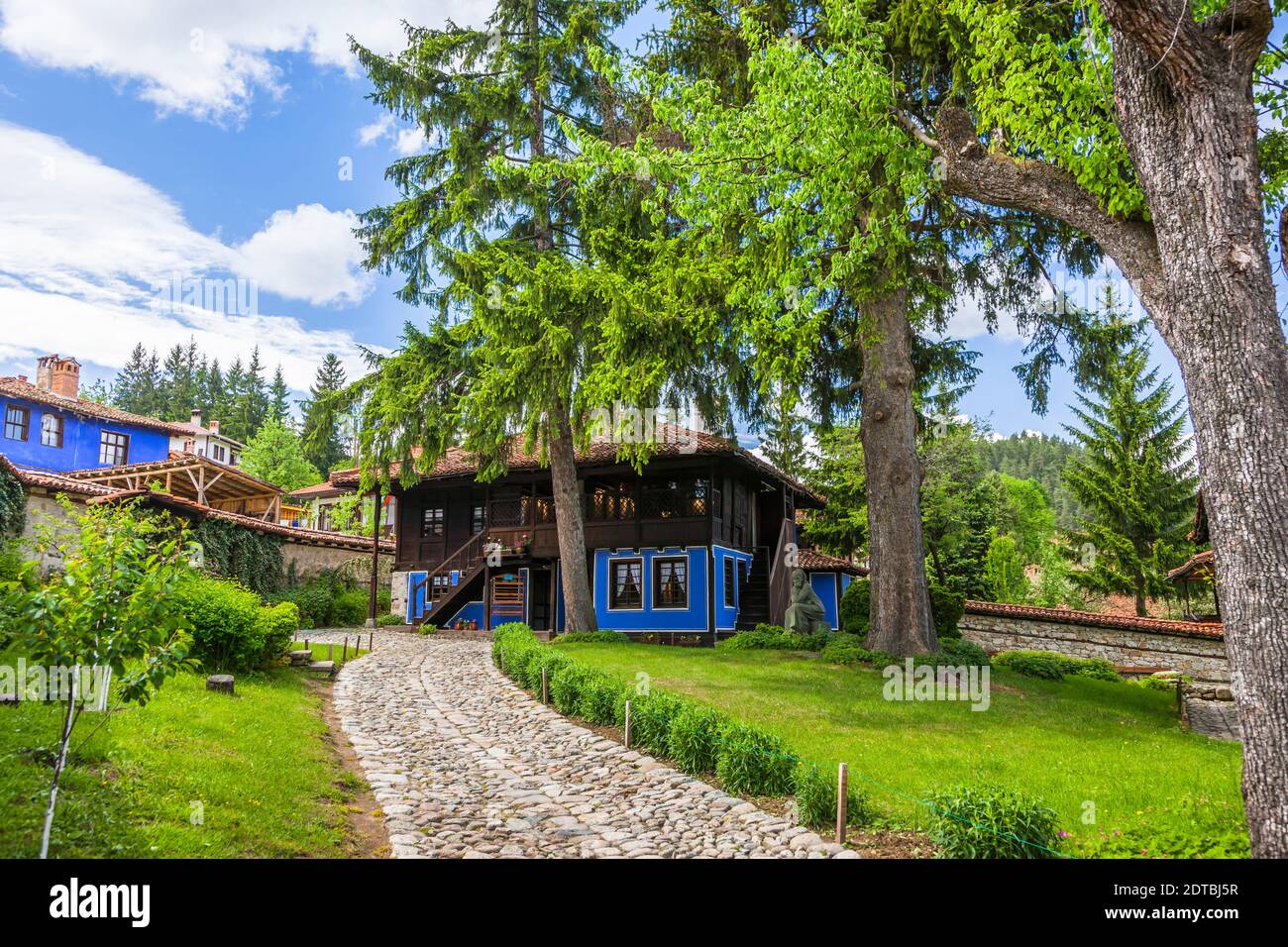 Casa tradizionale bulgara e strada di Koprivshtitsa, provincia di Sofia, Bulgaria, Europa sudorientale, Europa Foto Stock
