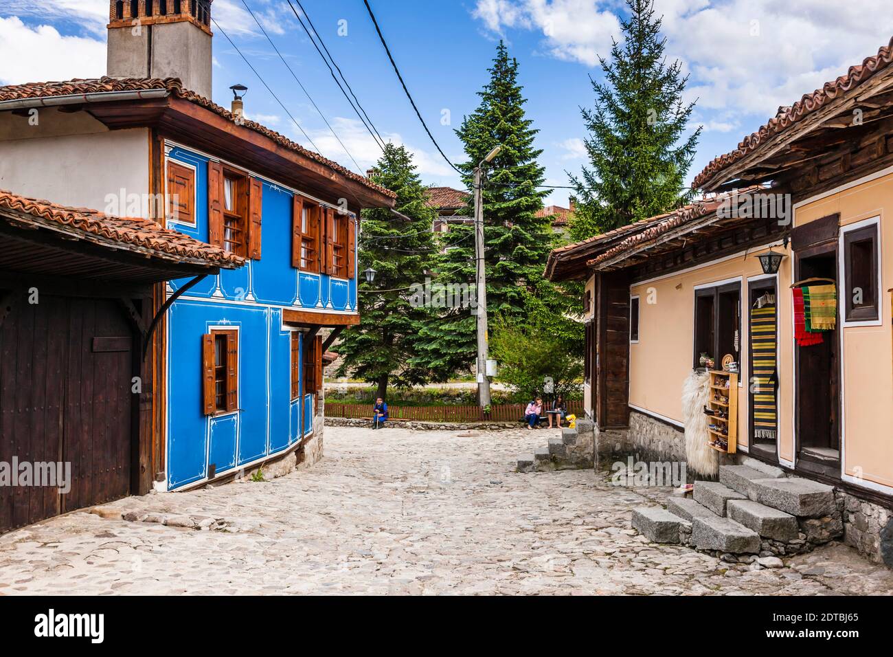 Casa tradizionale bulgara e strada di Koprivshtitsa, provincia di Sofia, Bulgaria, Europa sudorientale, Europa Foto Stock