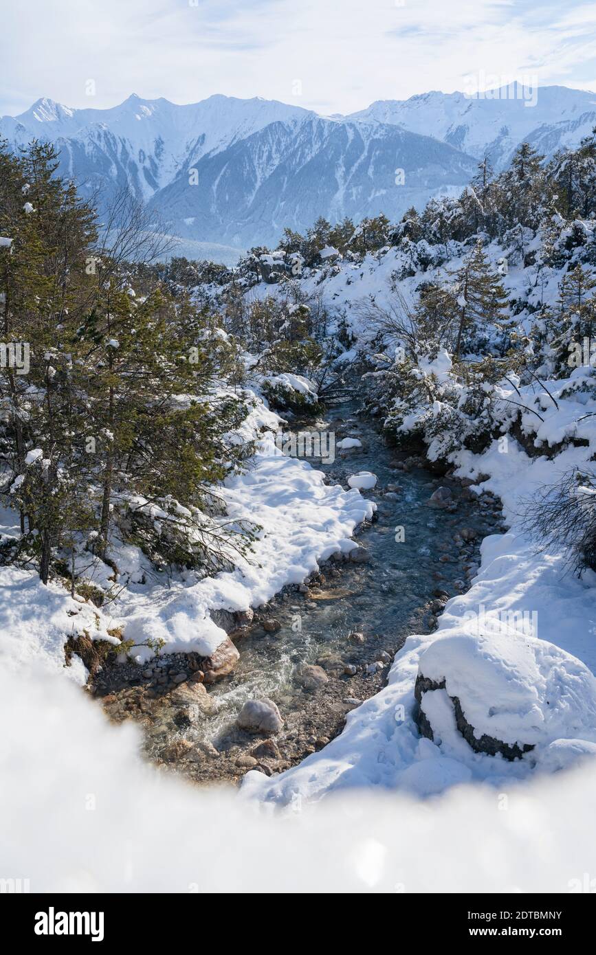 Paesaggio invernale soleggiato in neve profonda con ruscello di montagna nelle Alpi austriache, Mieming, Tirolo, Austria Foto Stock