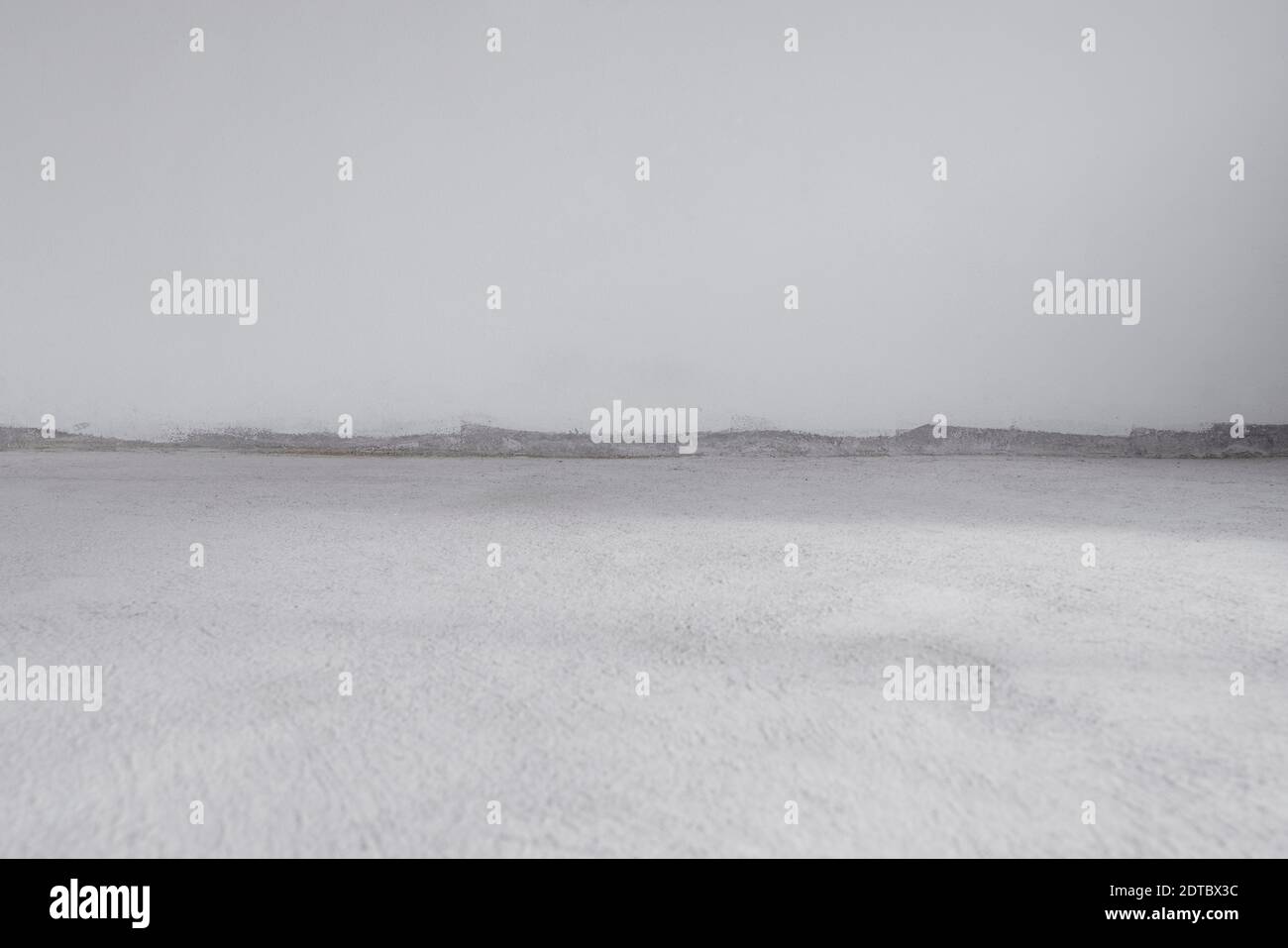 Pavimento in cemento con parete bianca Foto Stock