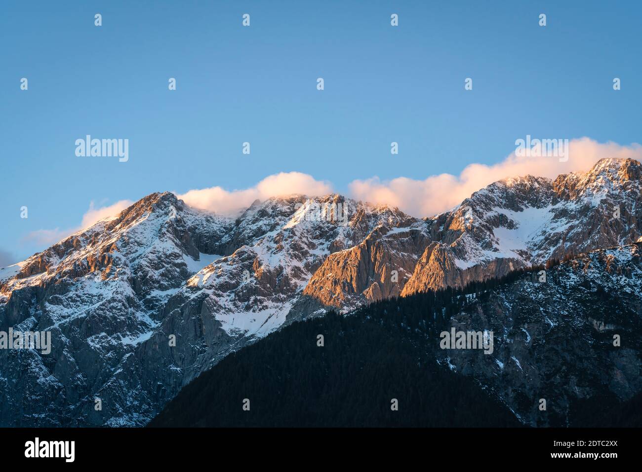 Tramonto in montagna rocciosa con nuvole di sole delle Alpi austriache a Mieming, Tirolo, Austria Foto Stock