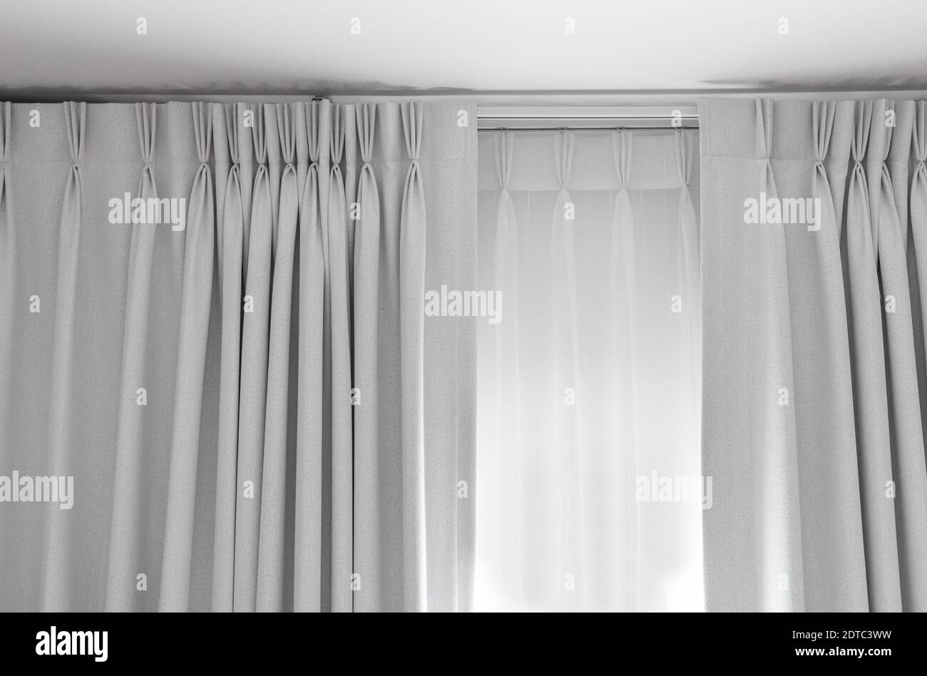 Tenda a due strati con guide, montata sul soffitto, trasparente e barriera luci di blocco Foto Stock